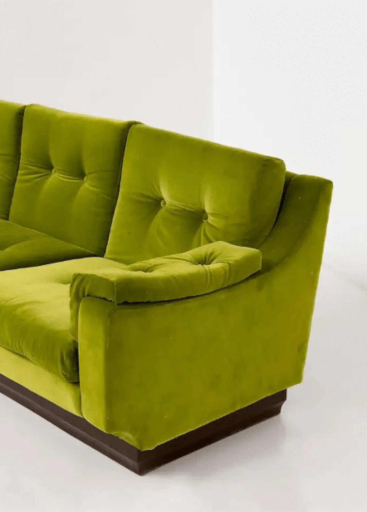 Sofa in green velvet and wood, 1950s 3