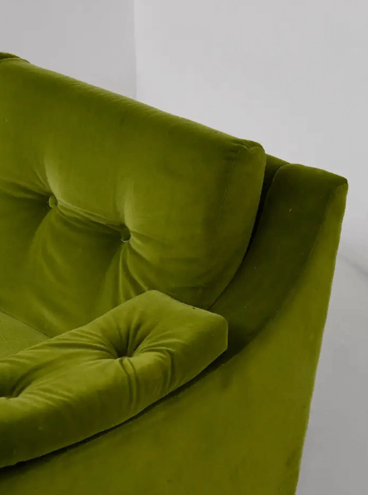 Sofa in green velvet and wood, 1950s 4