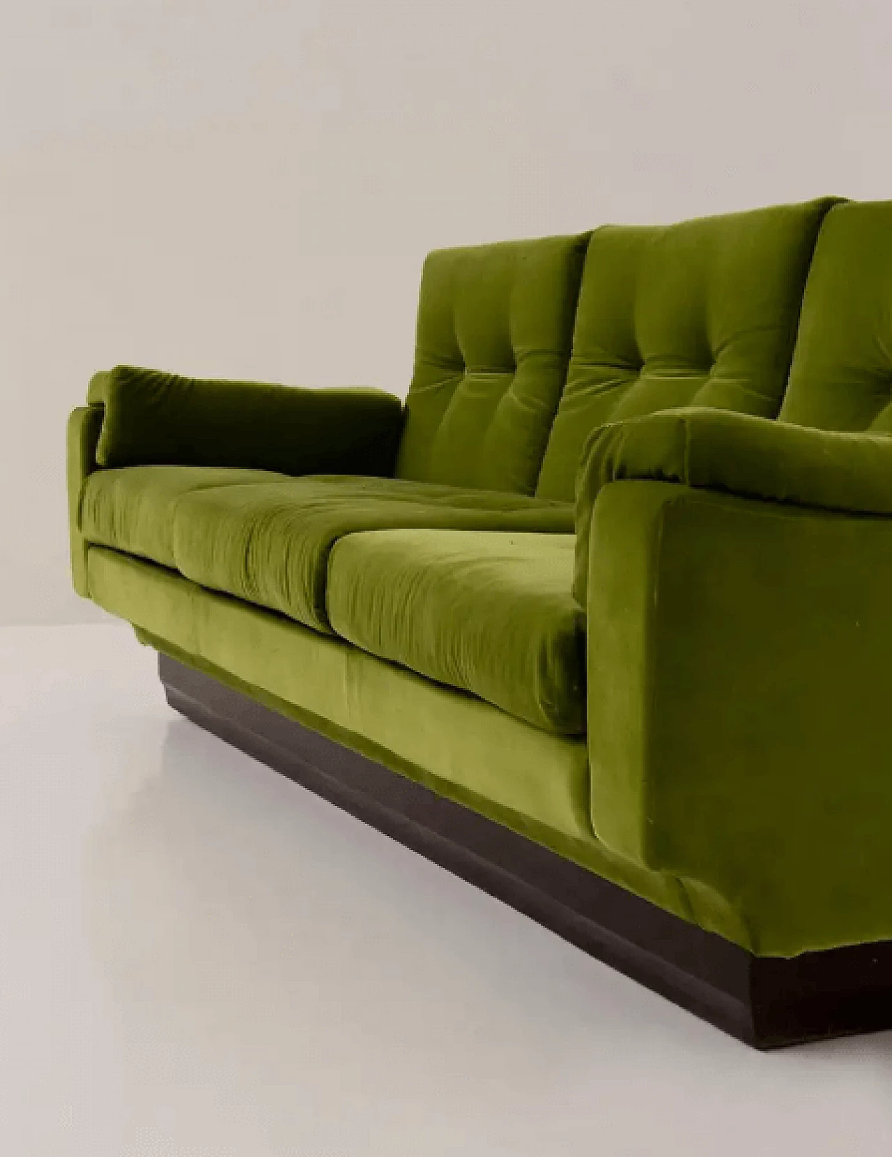 Sofa in green velvet and wood, 1950s 5