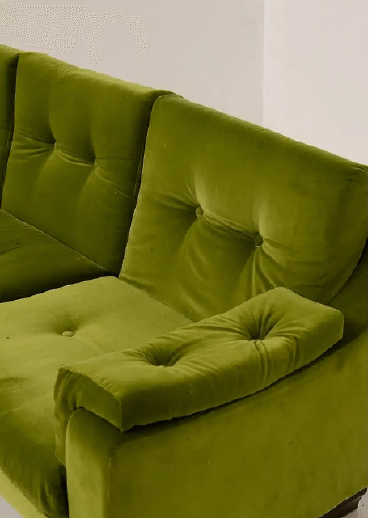 Sofa in green velvet and wood, 1950s 7