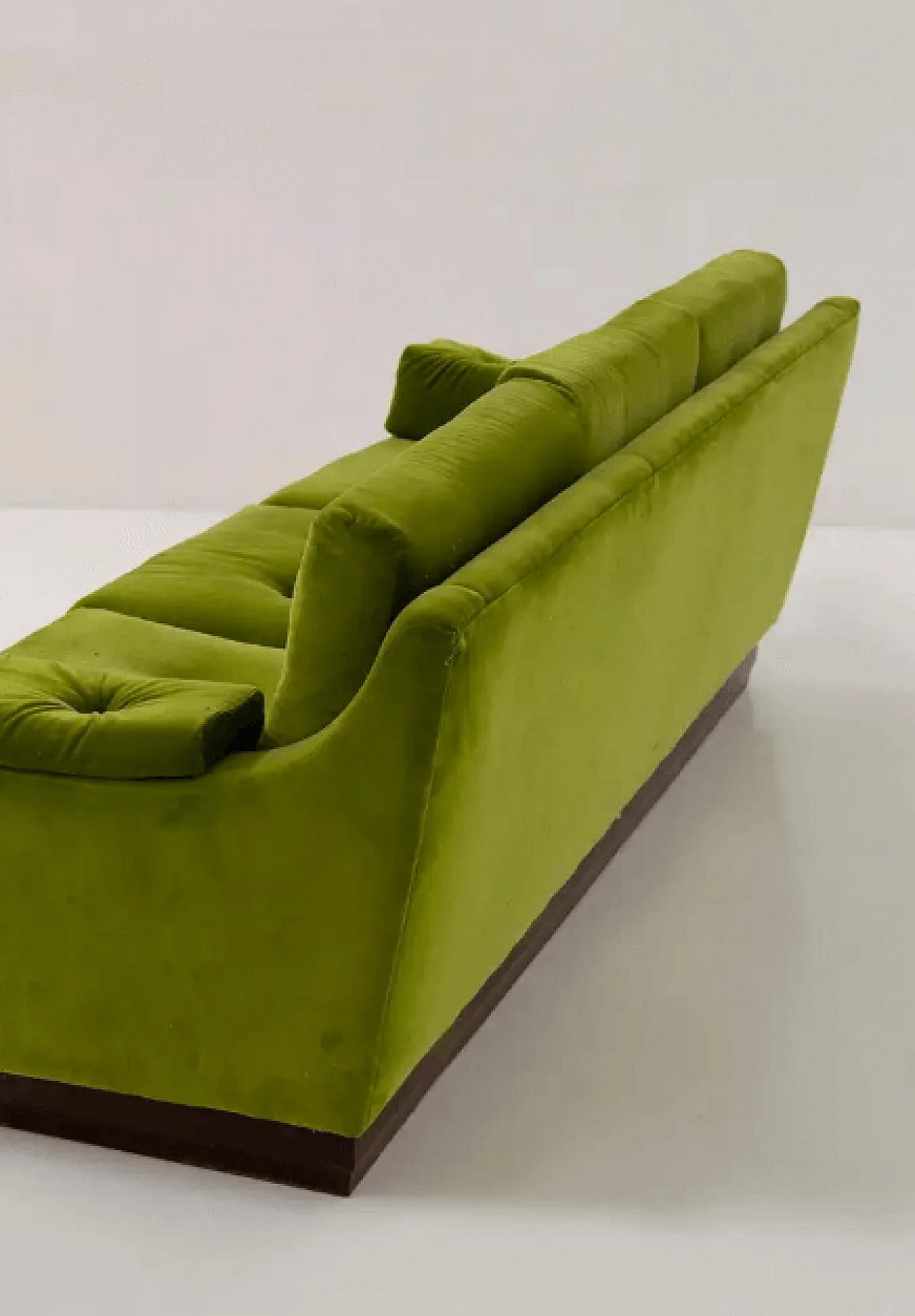 Sofa in green velvet and wood, 1950s 9