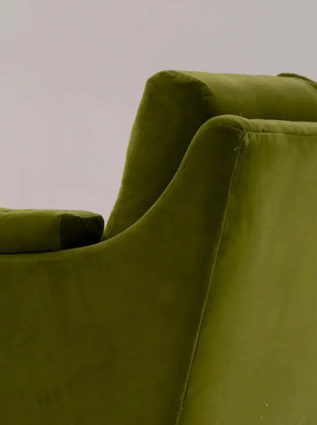 Sofa in green velvet and wood, 1950s 10