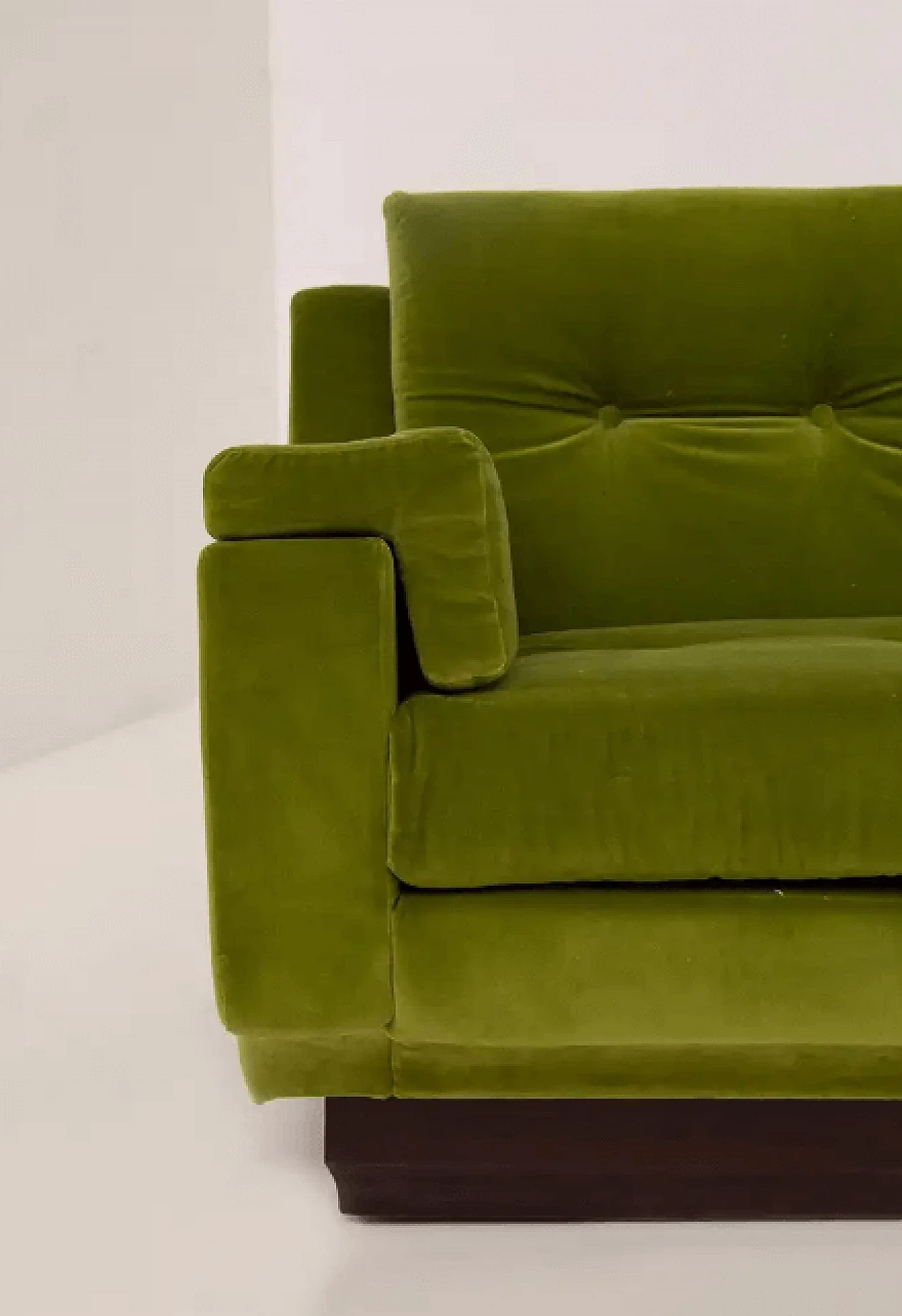 Sofa in green velvet and wood, 1950s 11