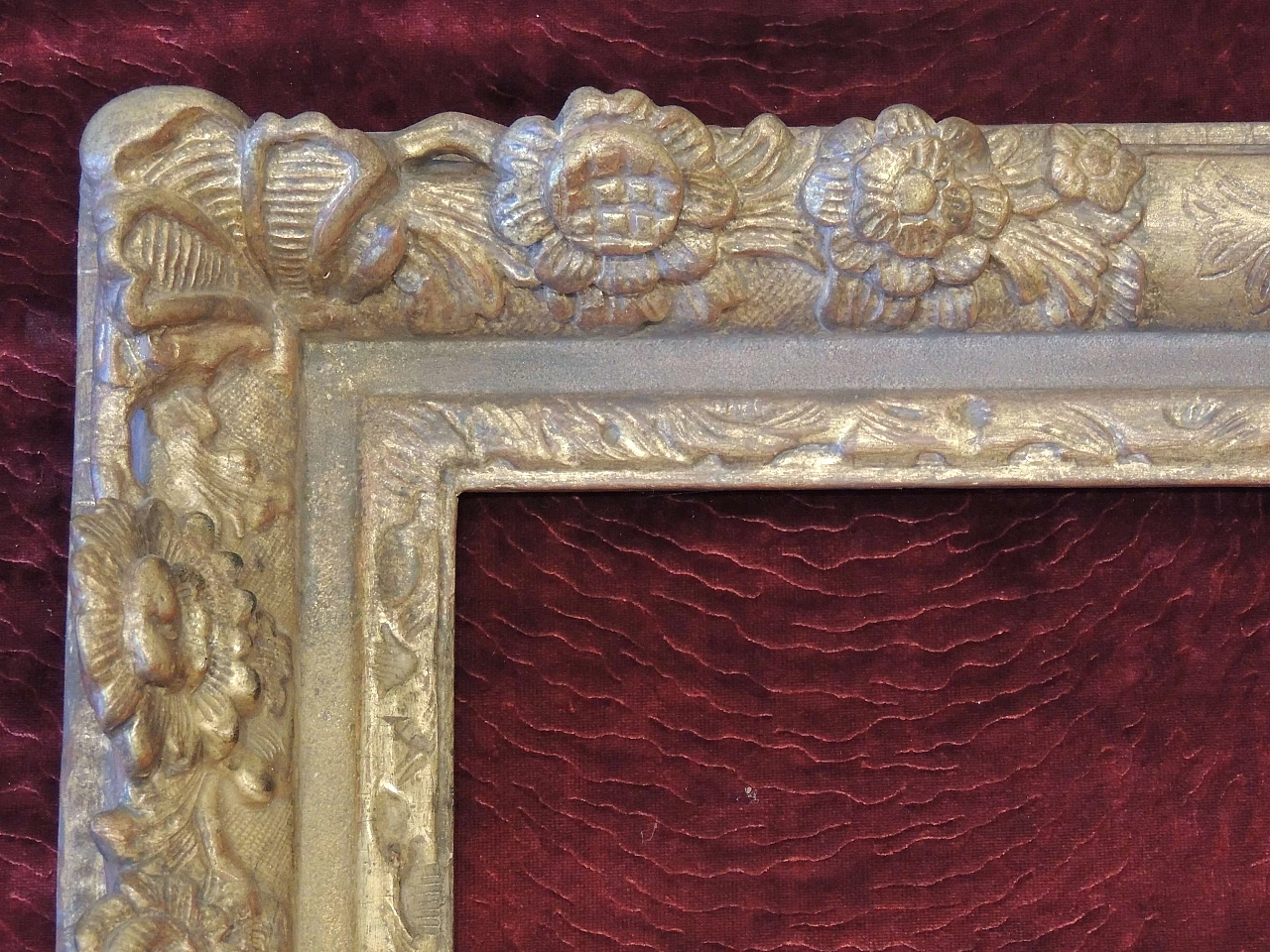 Carved and gilded Louis XIV frame, late 17th century 7