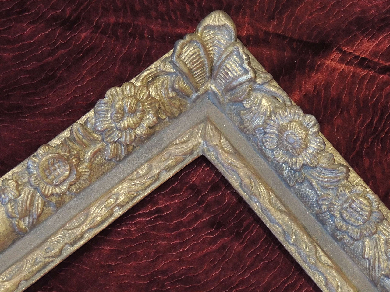 Carved and gilded Louis XIV frame, late 17th century 8