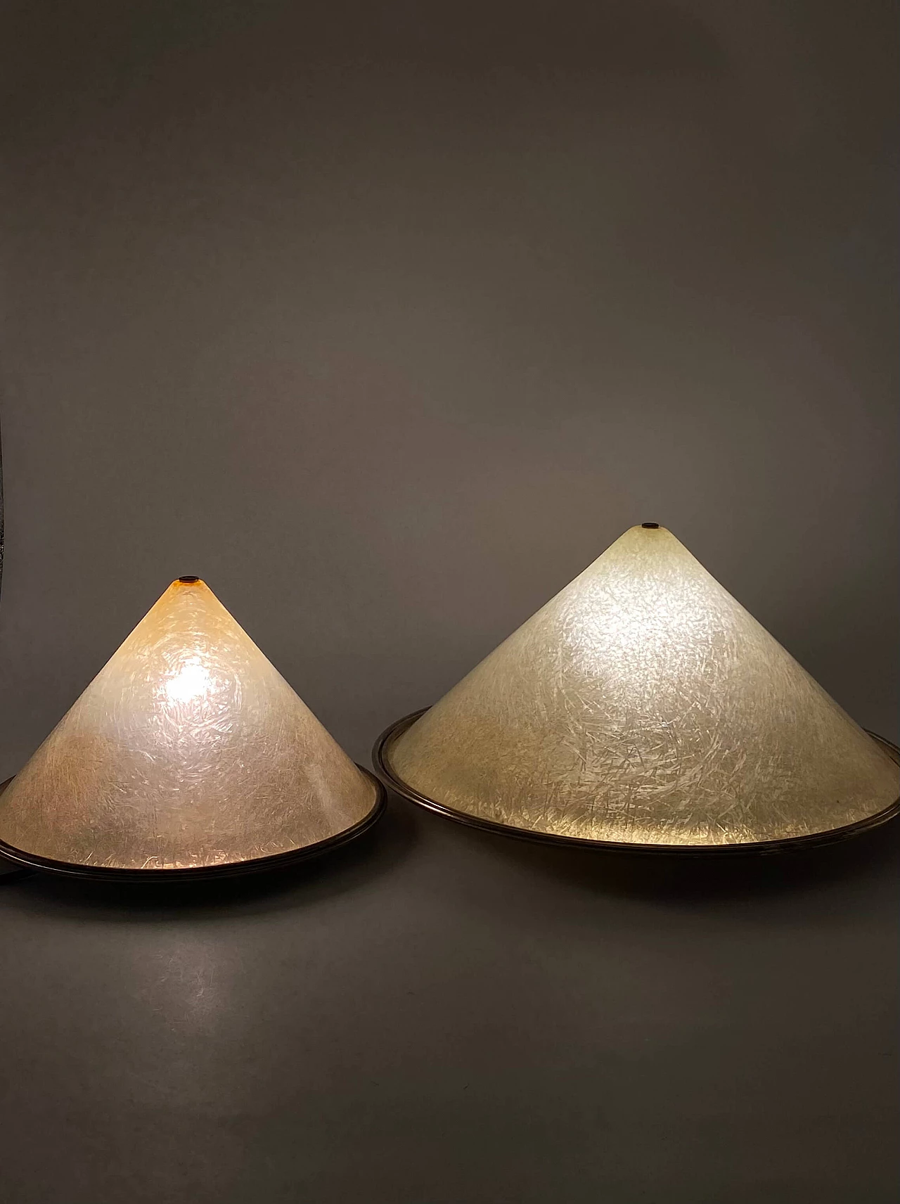 Pair of conic shaped fiberglass and brass table lamps, 1970s 17