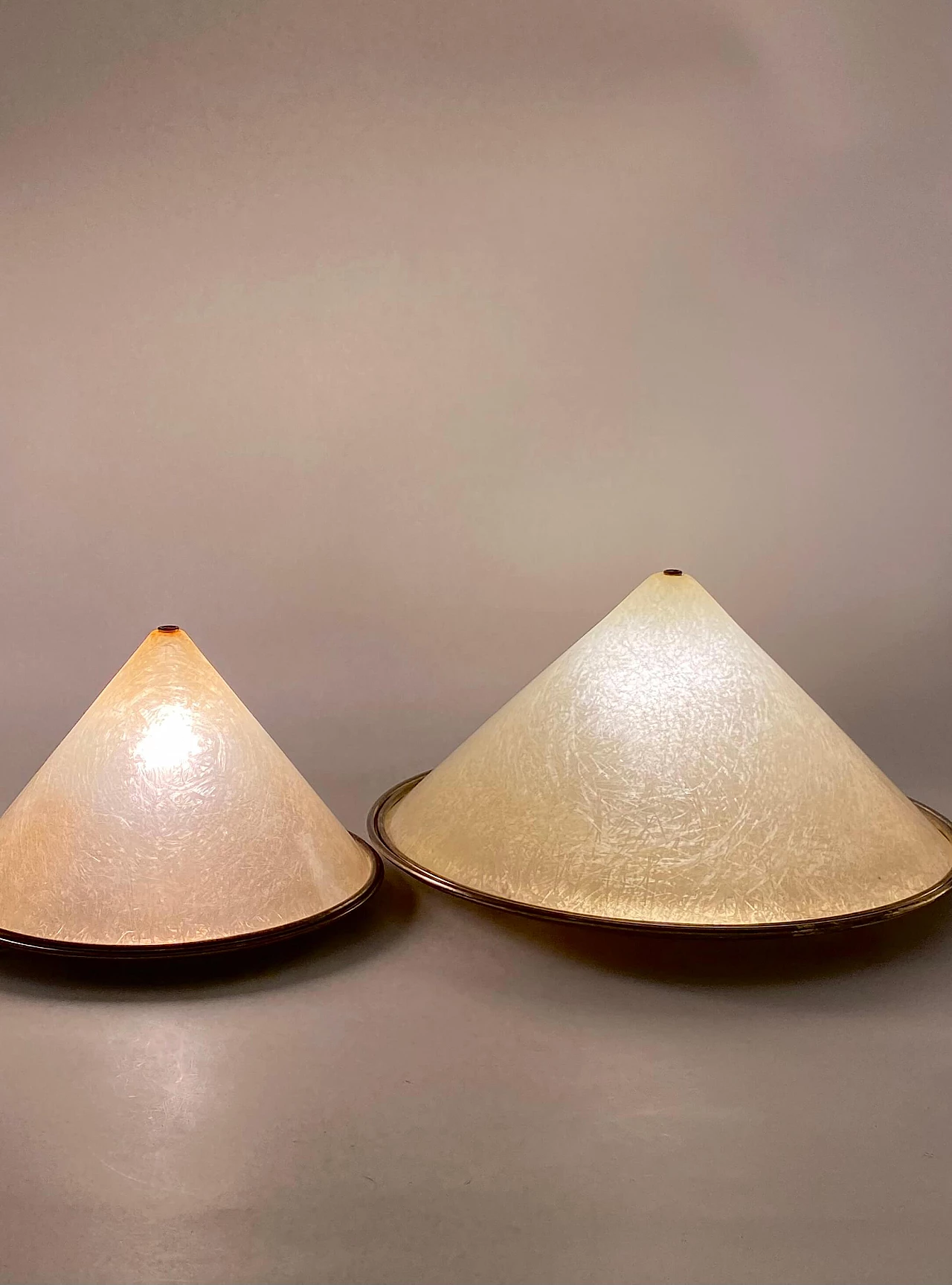 Pair of conic shaped fiberglass and brass table lamps, 1970s 18