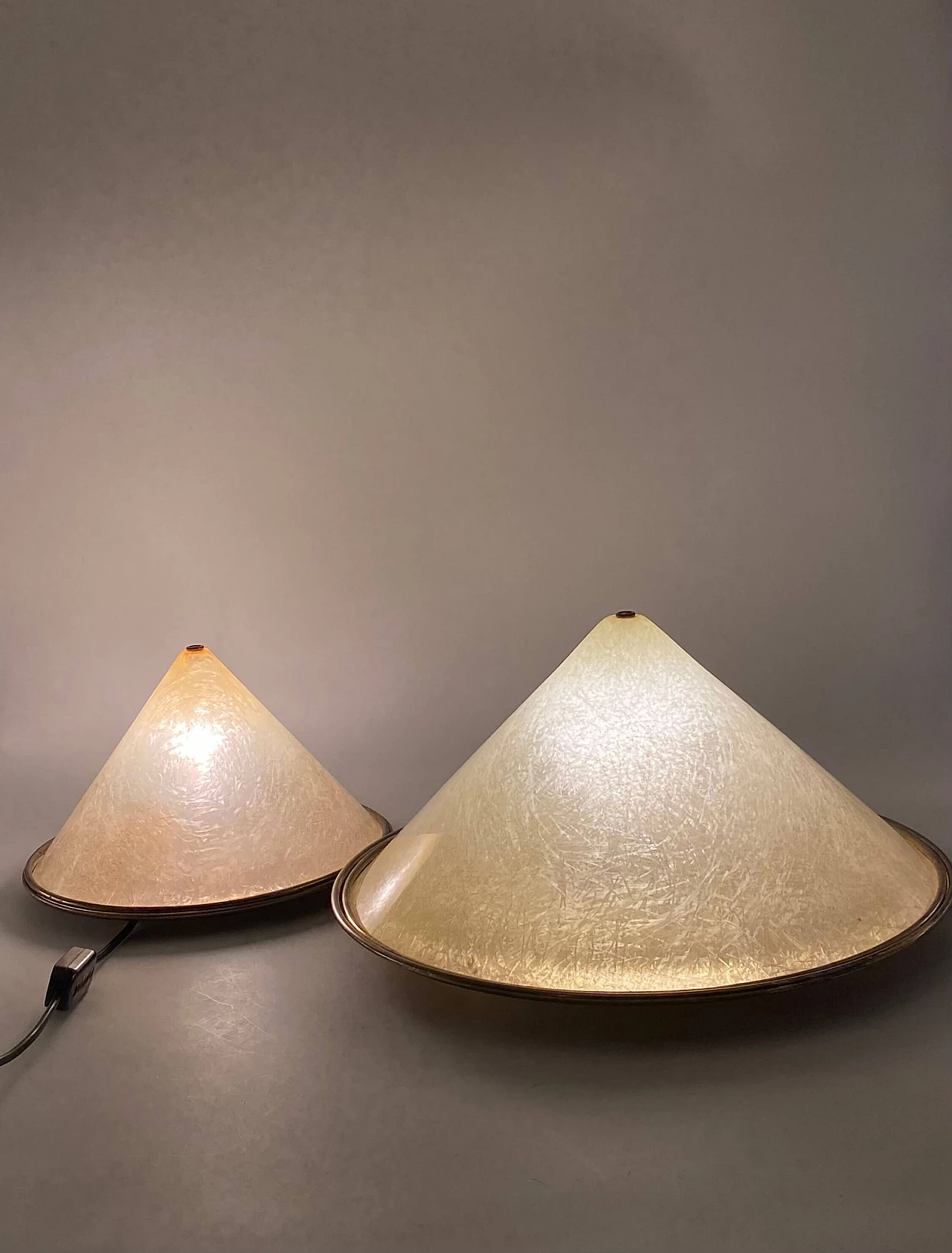 Coppia di lampade da tavolo di forma conica in vetroresina e ottone, anni '70 19