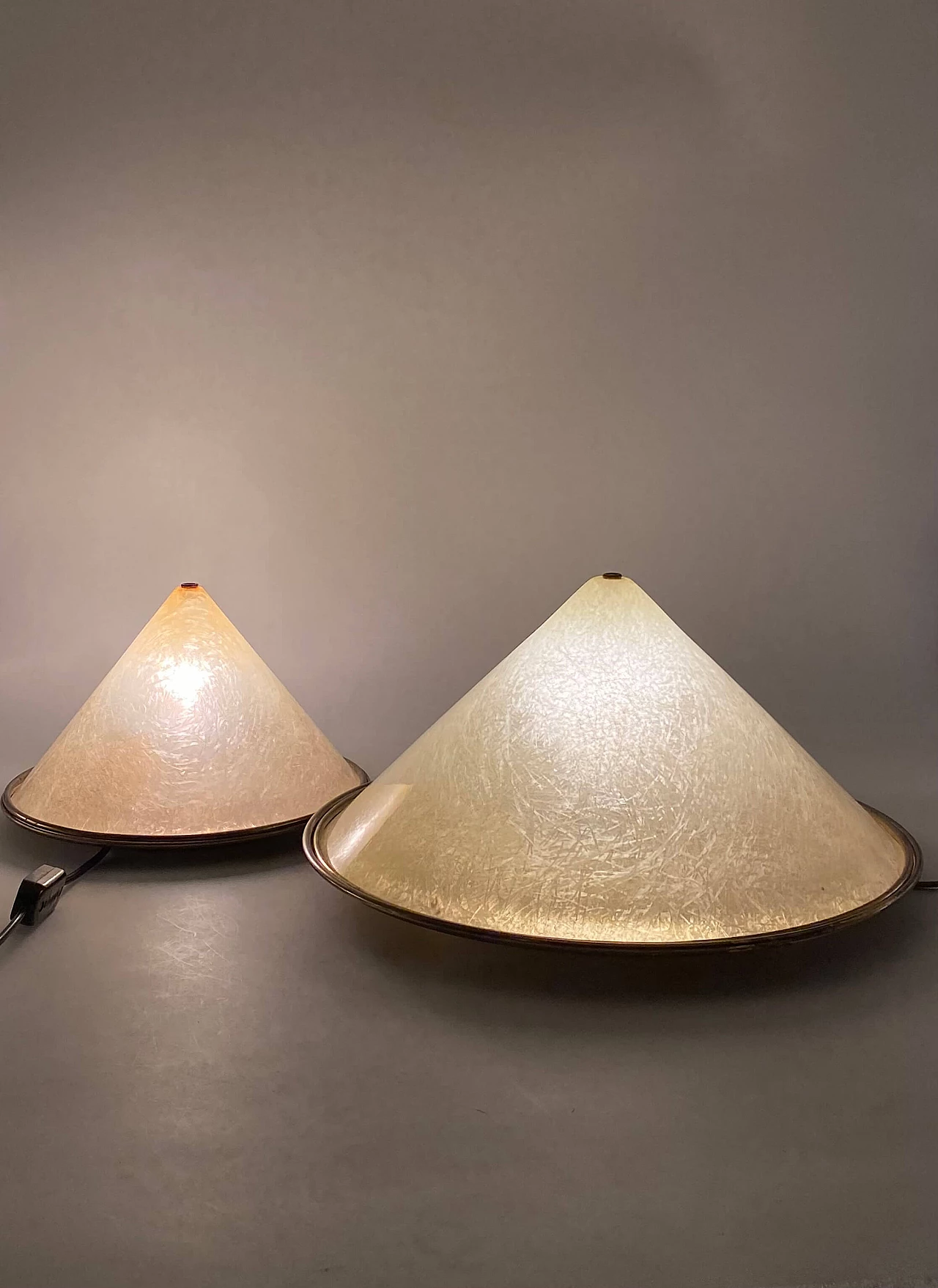 Coppia di lampade da tavolo di forma conica in vetroresina e ottone, anni '70 20