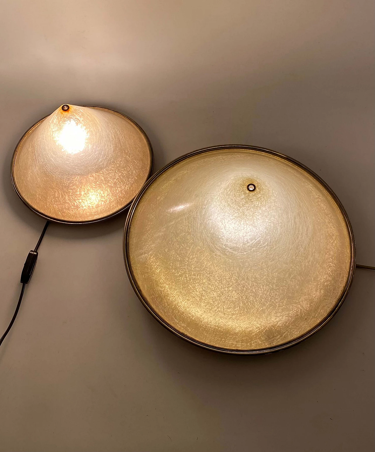 Coppia di lampade da tavolo di forma conica in vetroresina e ottone, anni '70 21