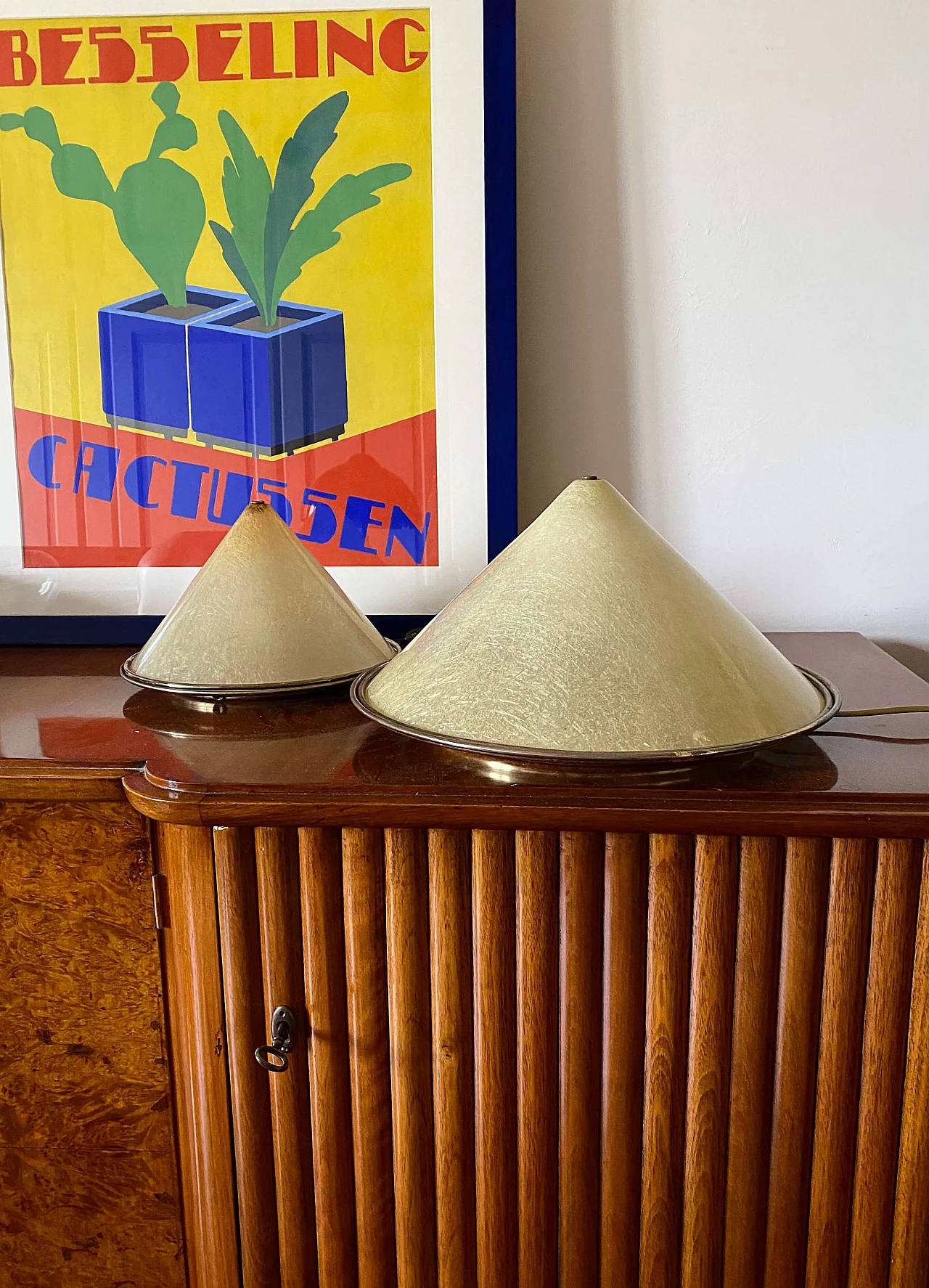 Coppia di lampade da tavolo di forma conica in vetroresina e ottone, anni '70 22