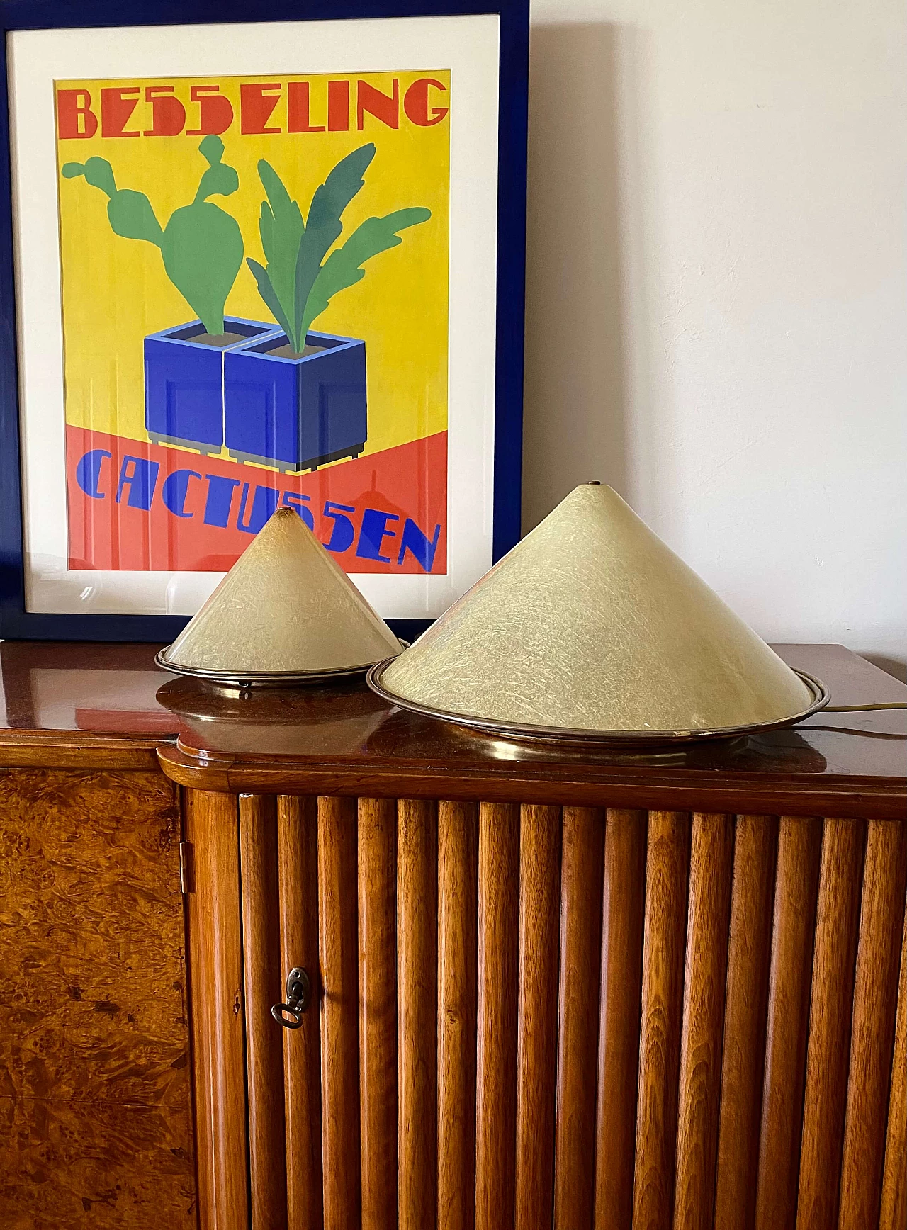 Coppia di lampade da tavolo di forma conica in vetroresina e ottone, anni '70 23