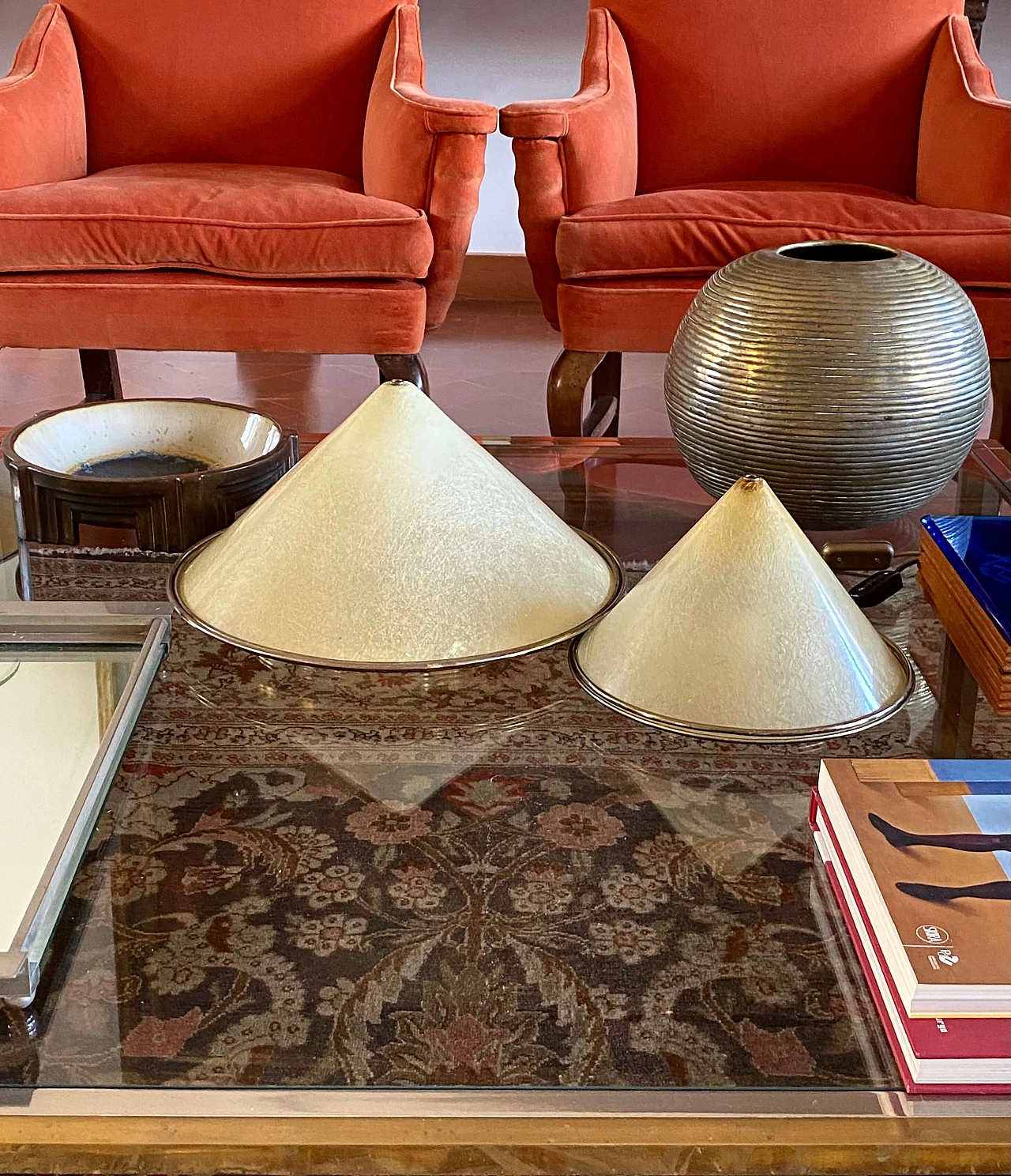 Coppia di lampade da tavolo di forma conica in vetroresina e ottone, anni '70 26
