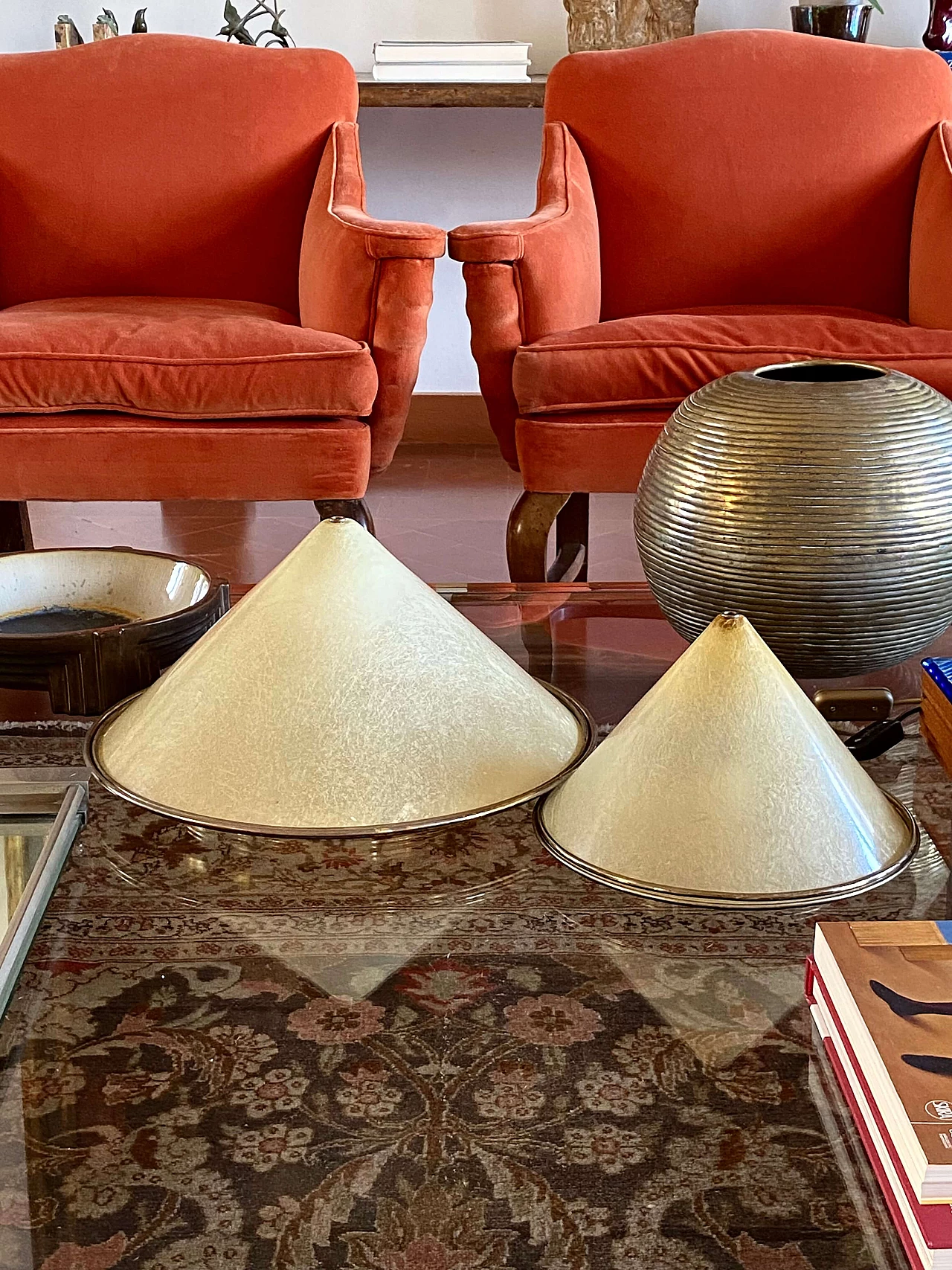 Coppia di lampade da tavolo di forma conica in vetroresina e ottone, anni '70 27