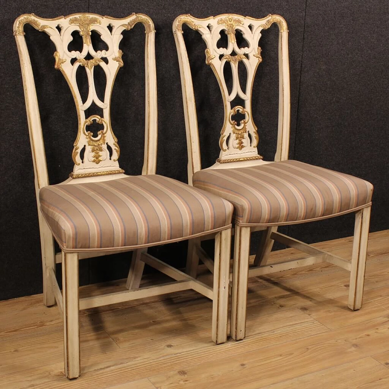 Coppia di sedie imbottite in legno laccato e dorato 1