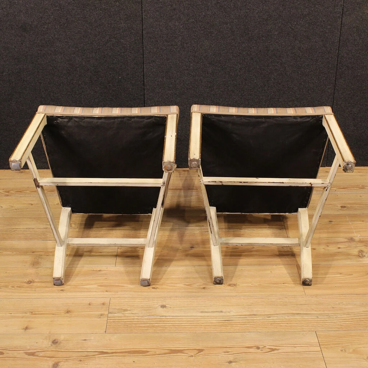 Coppia di sedie imbottite in legno laccato e dorato 2
