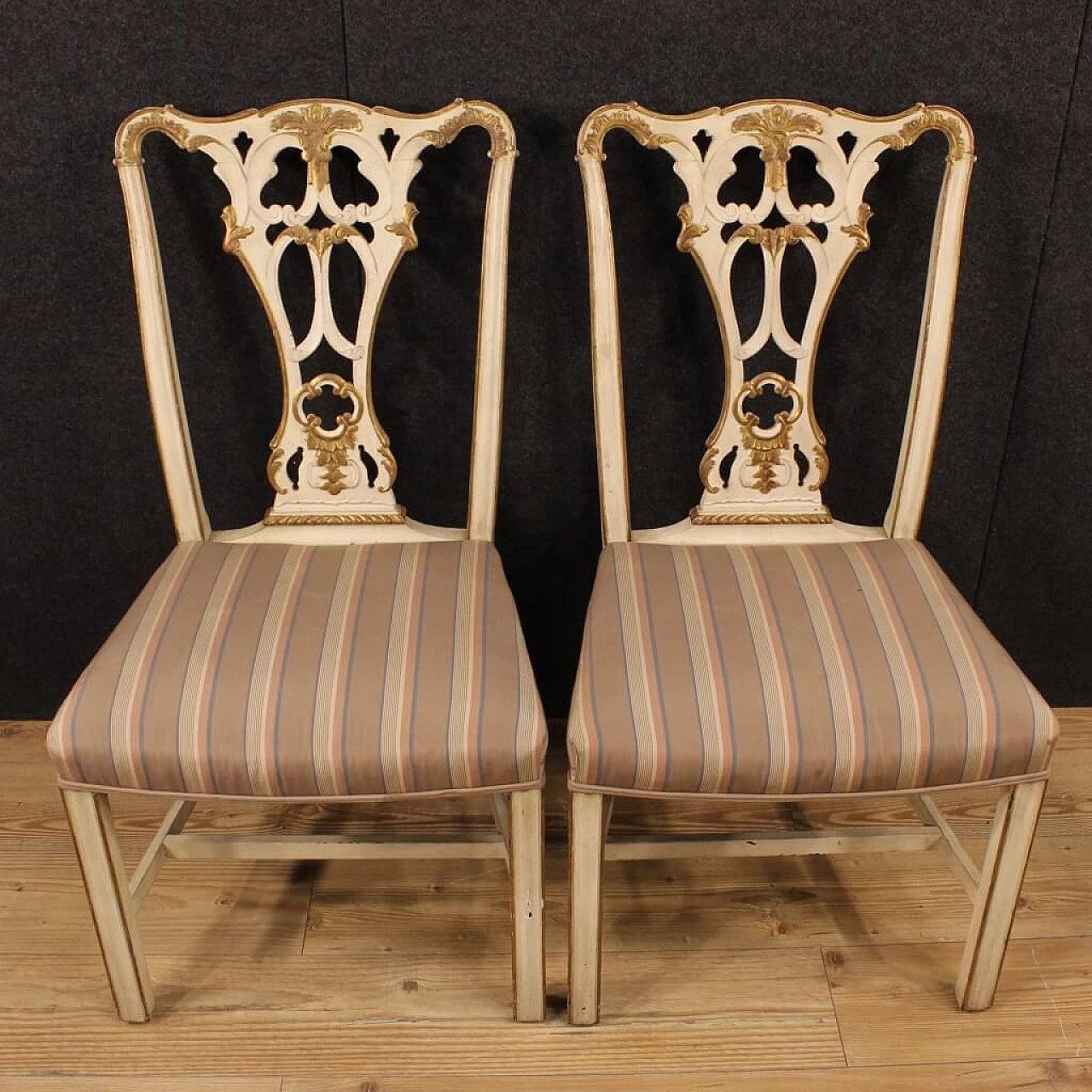 Coppia di sedie imbottite in legno laccato e dorato 5