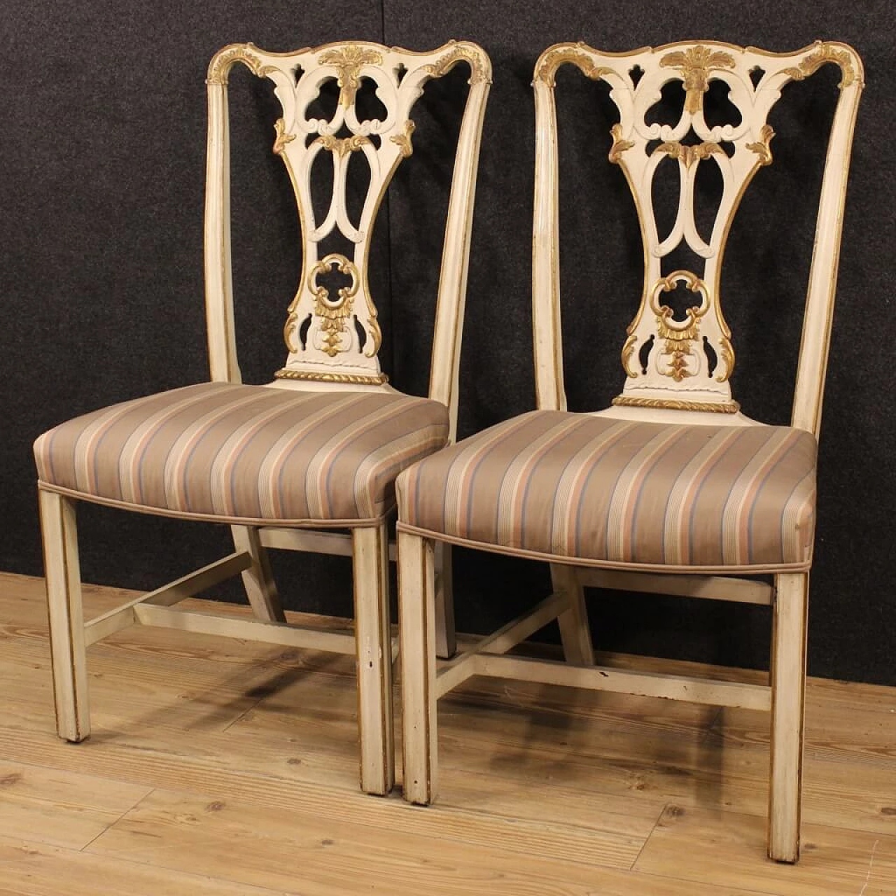 Coppia di sedie imbottite in legno laccato e dorato 7