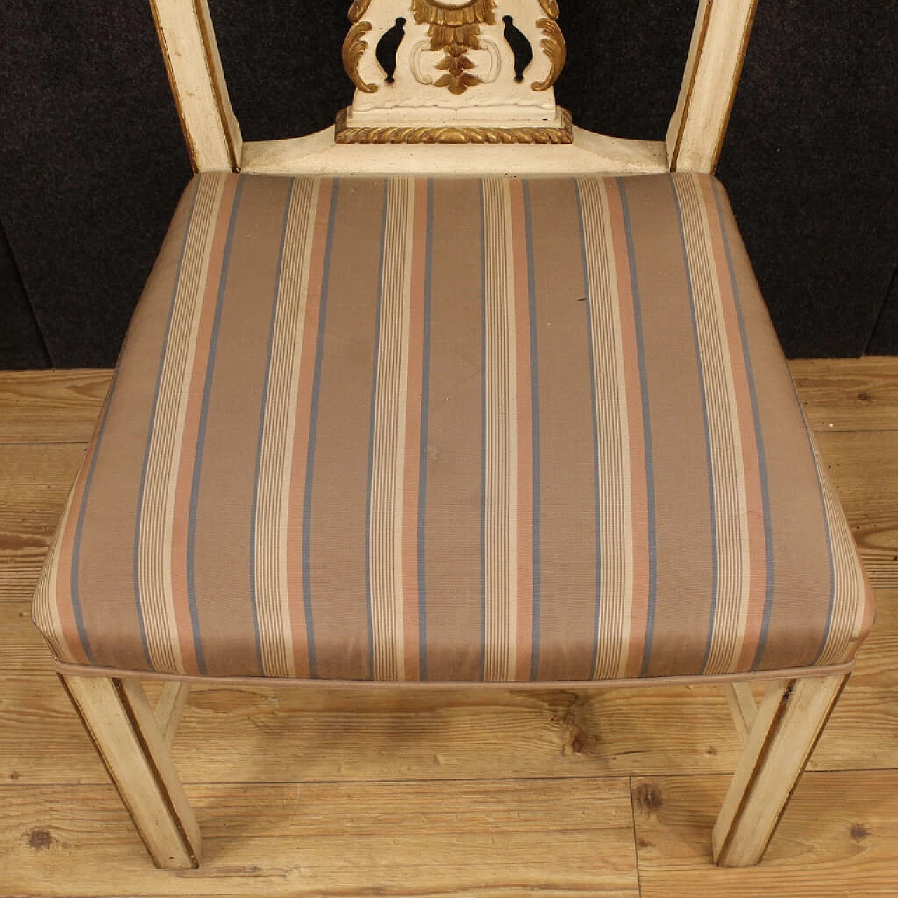 Coppia di sedie imbottite in legno laccato e dorato 10