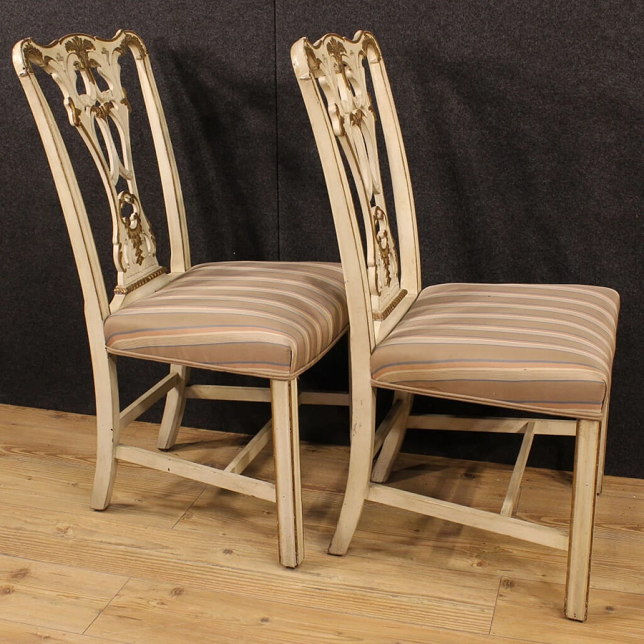 Coppia di sedie imbottite in legno laccato e dorato 11