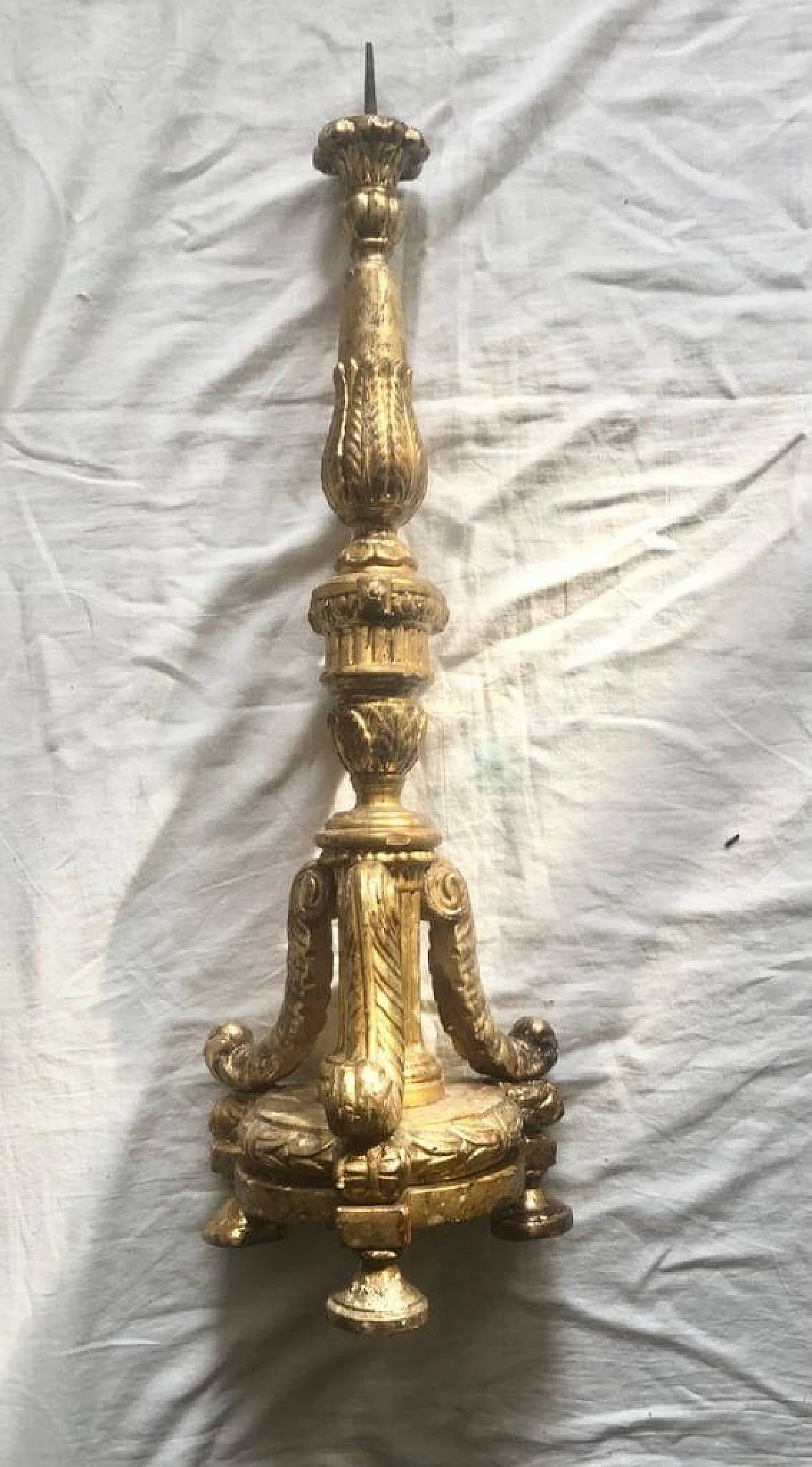 Carved and gilded wood candle holder, early 18th century 2