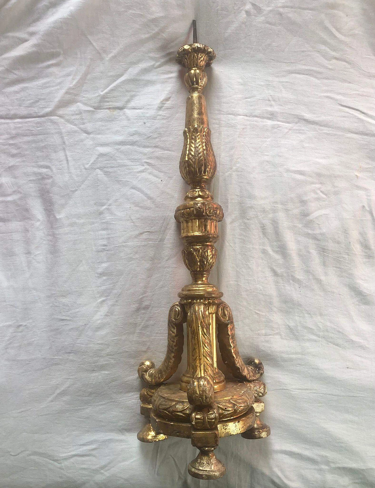 Carved and gilded wood candle holder, early 18th century 3
