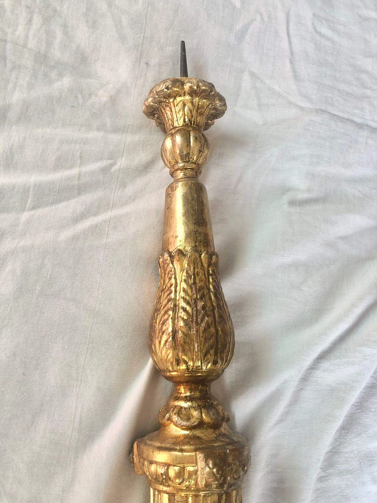 Carved and gilded wood candle holder, early 18th century 6