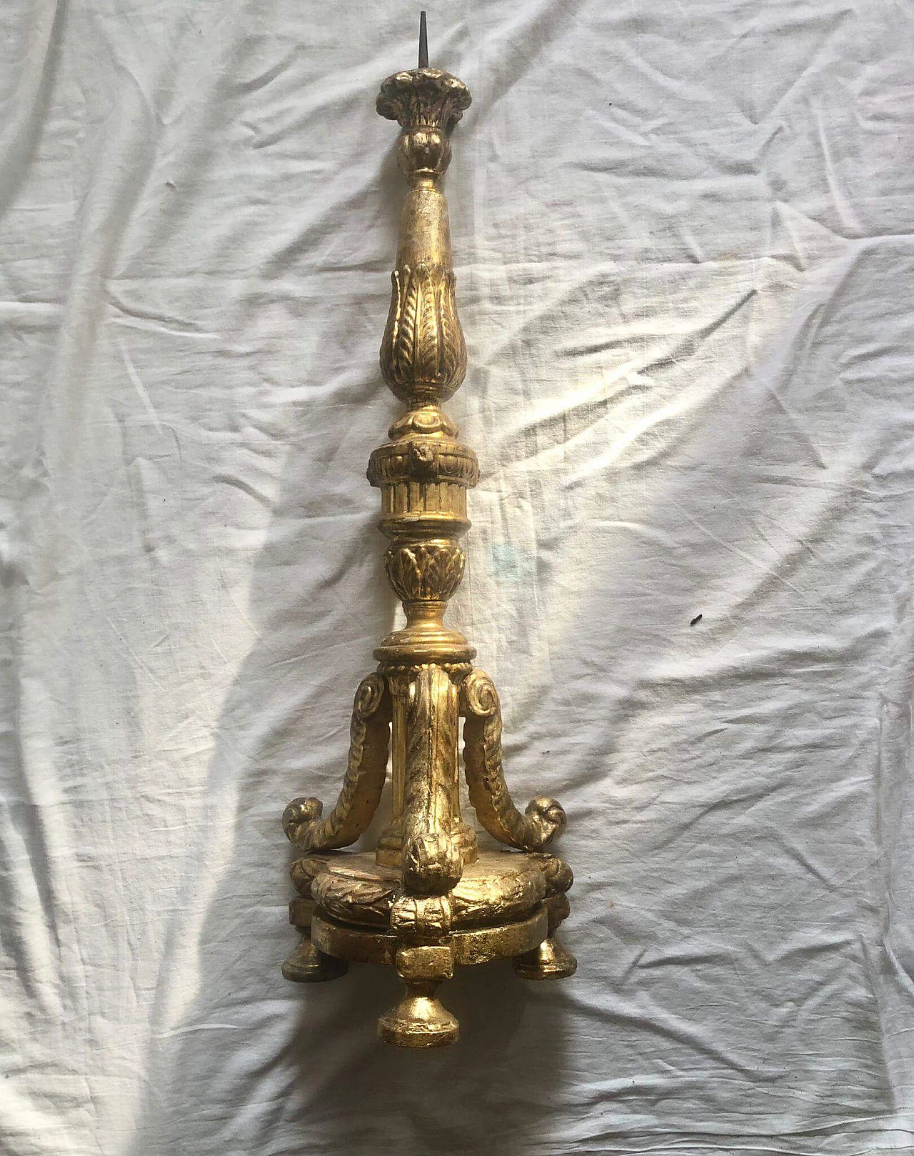 Carved and gilded wood candle holder, early 18th century 7
