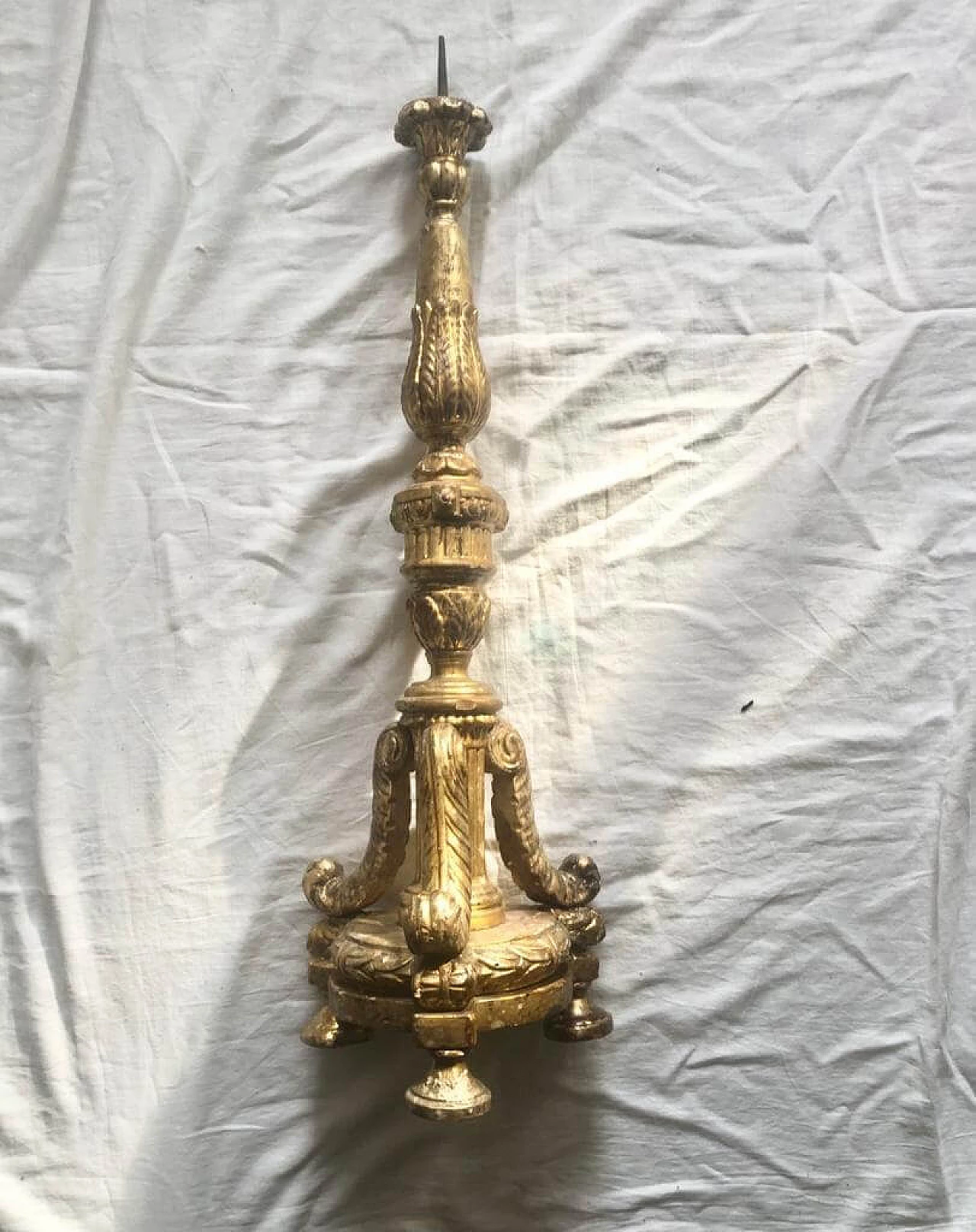 Carved and gilded wood candle holder, early 18th century 11