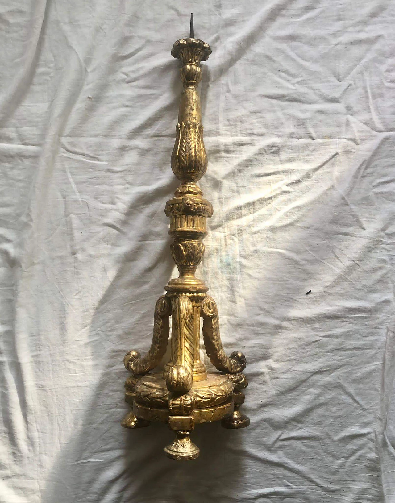 Carved and gilded wood candle holder, early 18th century 13