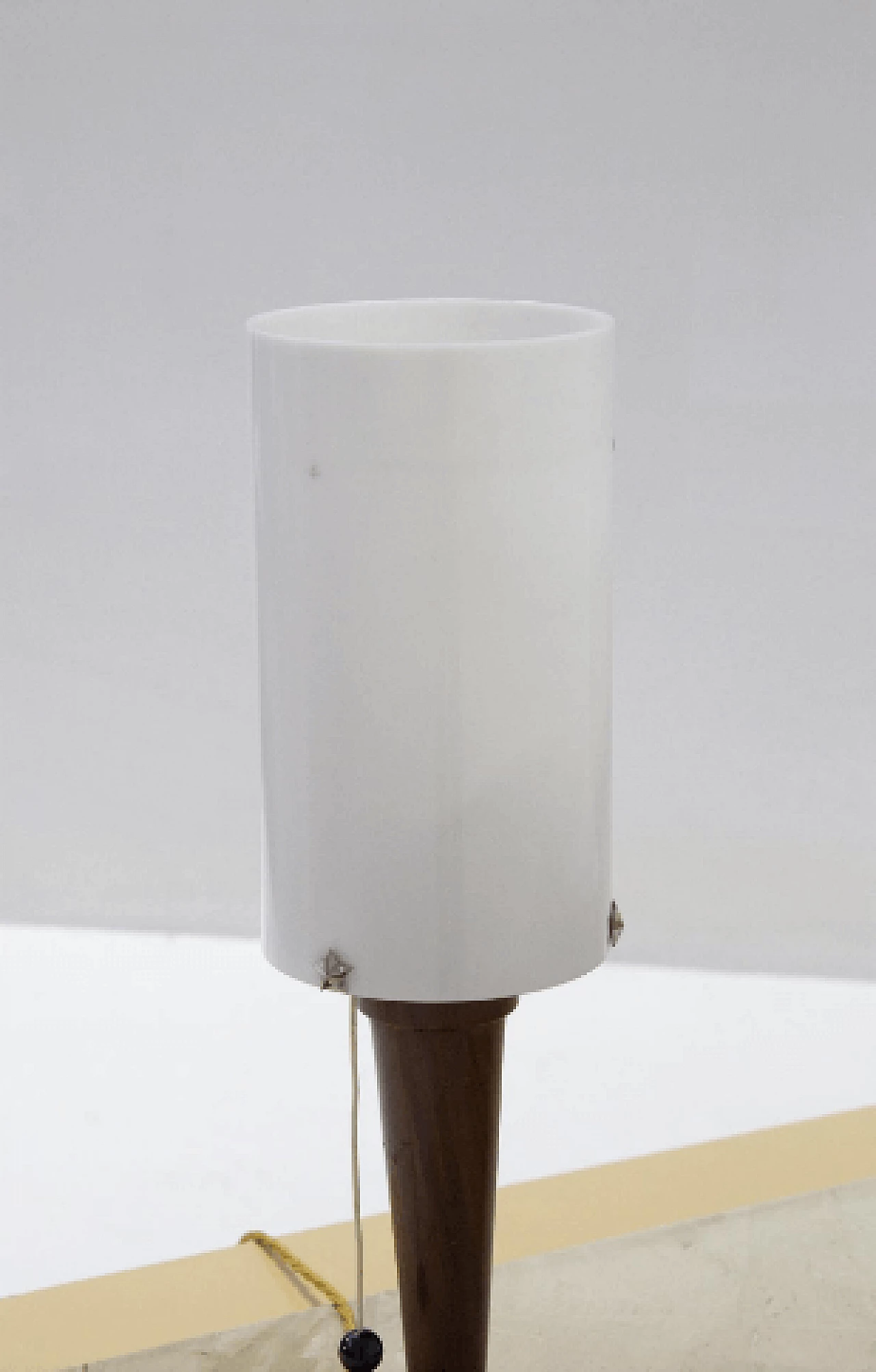 Lampada da tavolo in legno e plexiglass, anni '50 5