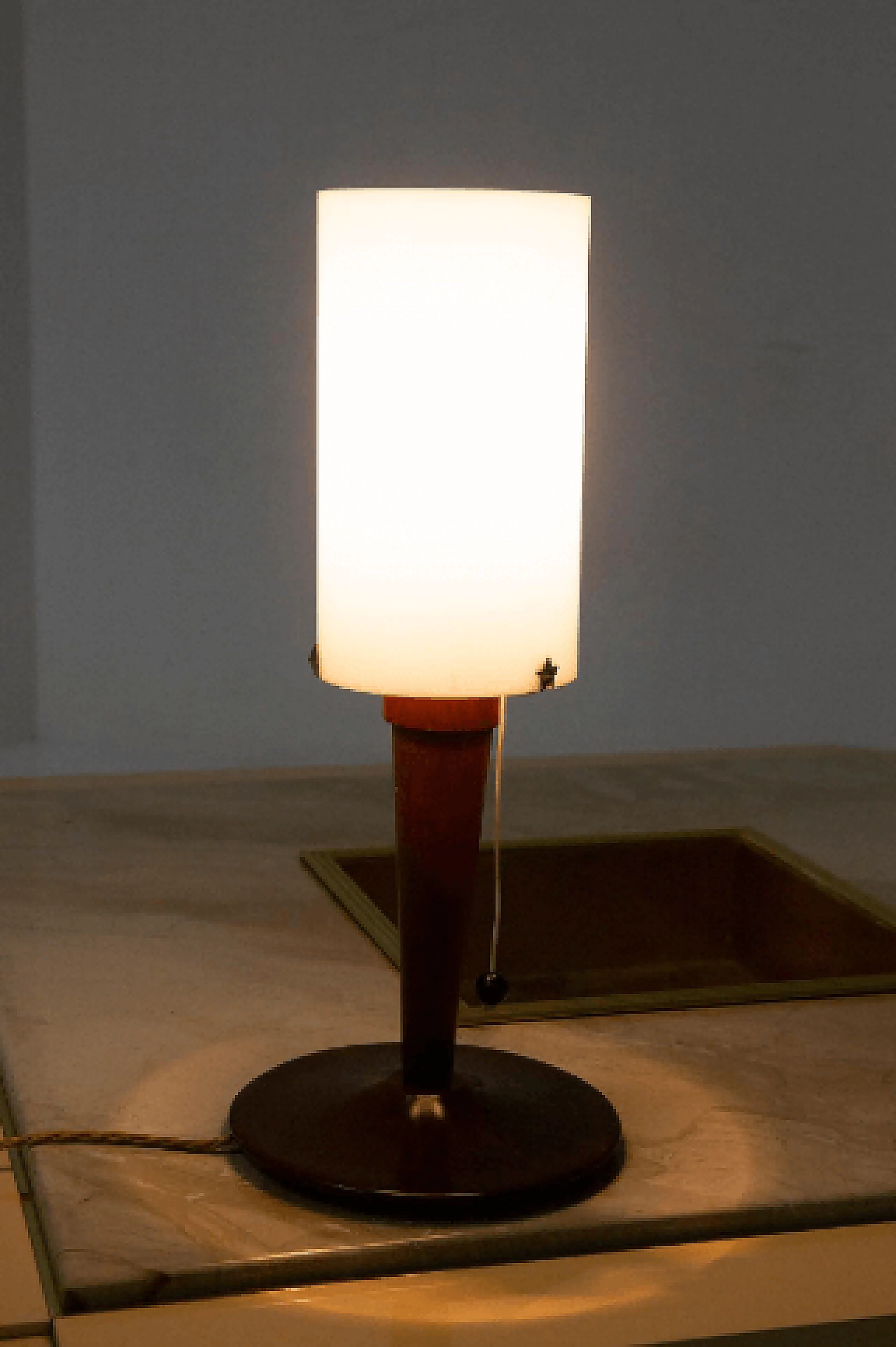 Lampada da tavolo in legno e plexiglass, anni '50 6