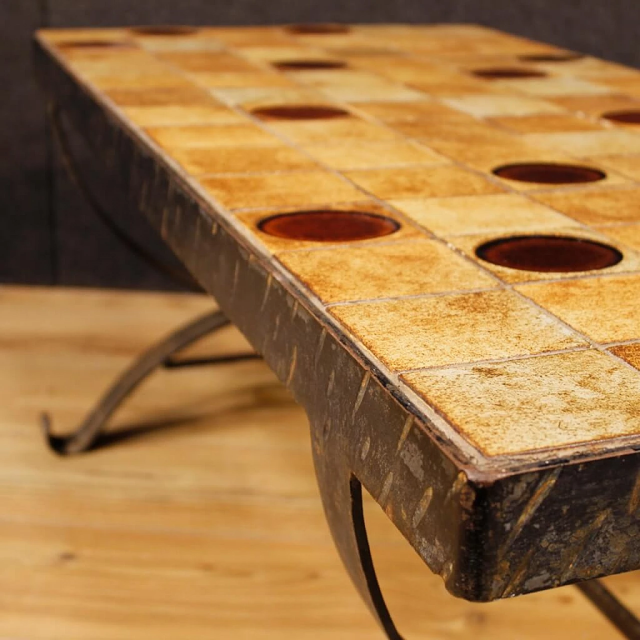 Tavolino in metallo con piano in vetro e ceramica 8