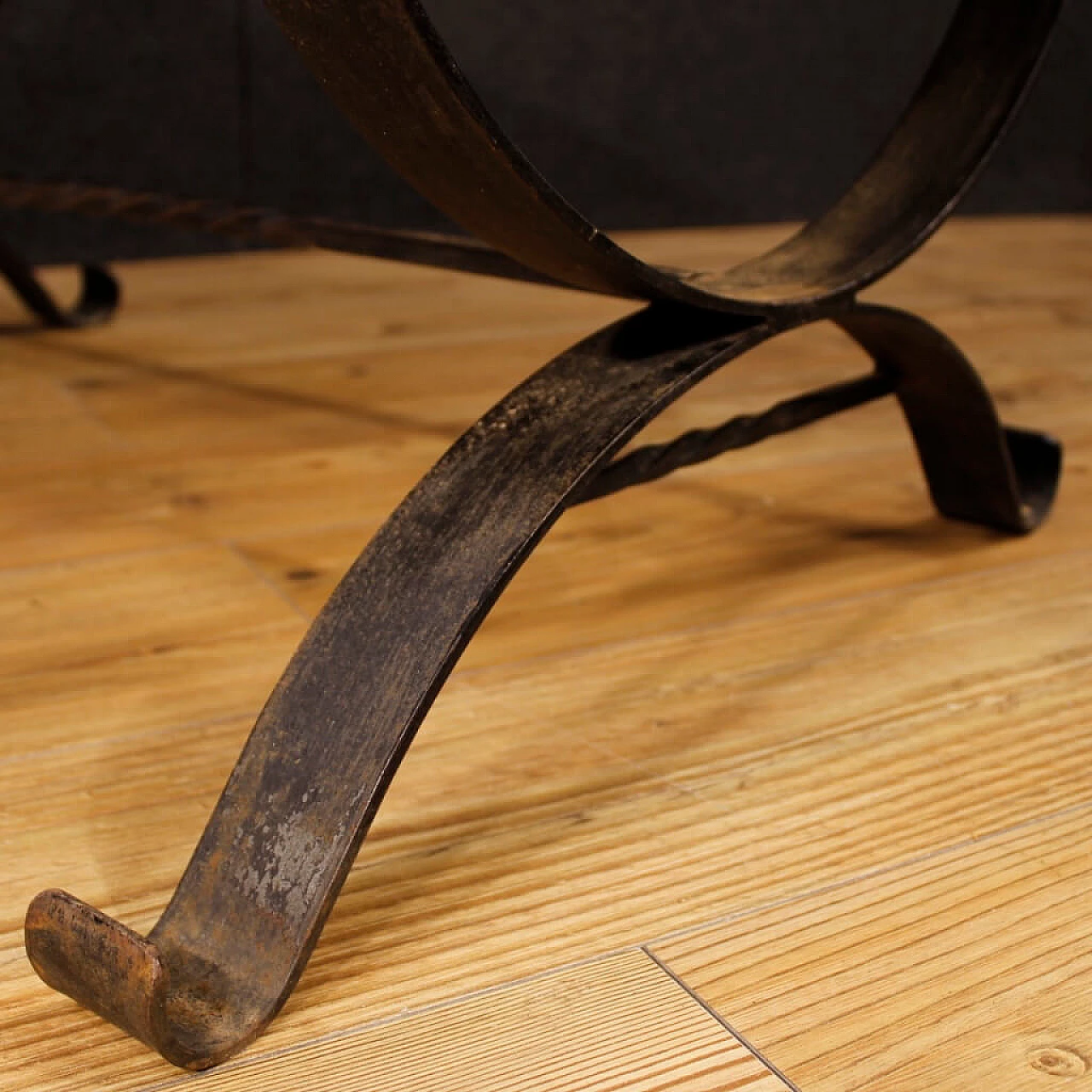 Tavolino in metallo con piano in vetro e ceramica 10