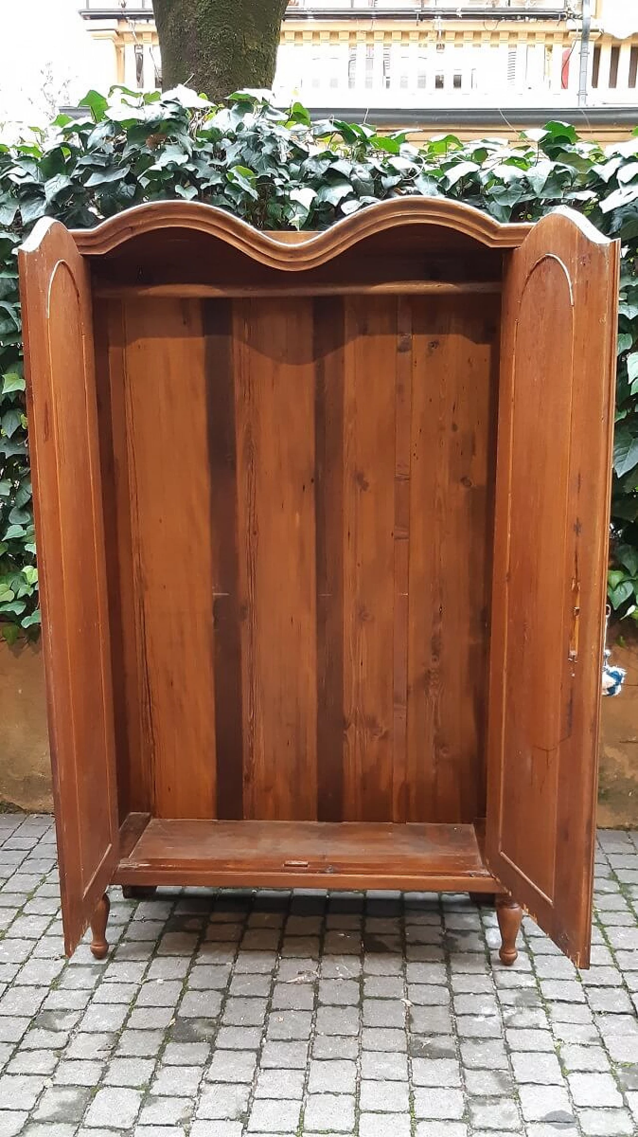 Viennese walnut listrato cabinet, 19th century 1