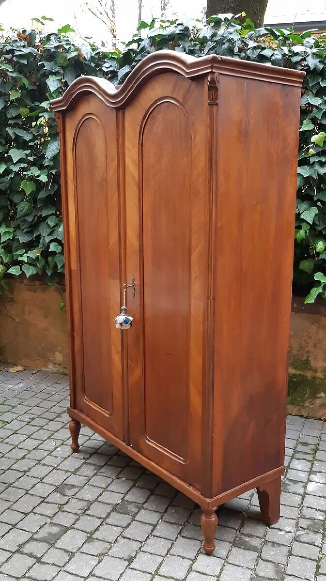 Viennese walnut listrato cabinet, 19th century 2