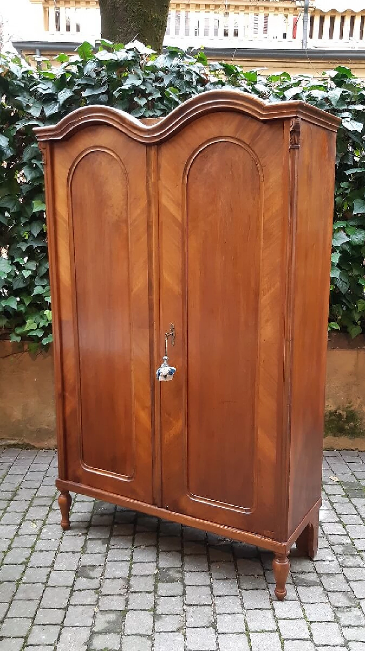 Viennese walnut listrato cabinet, 19th century 3