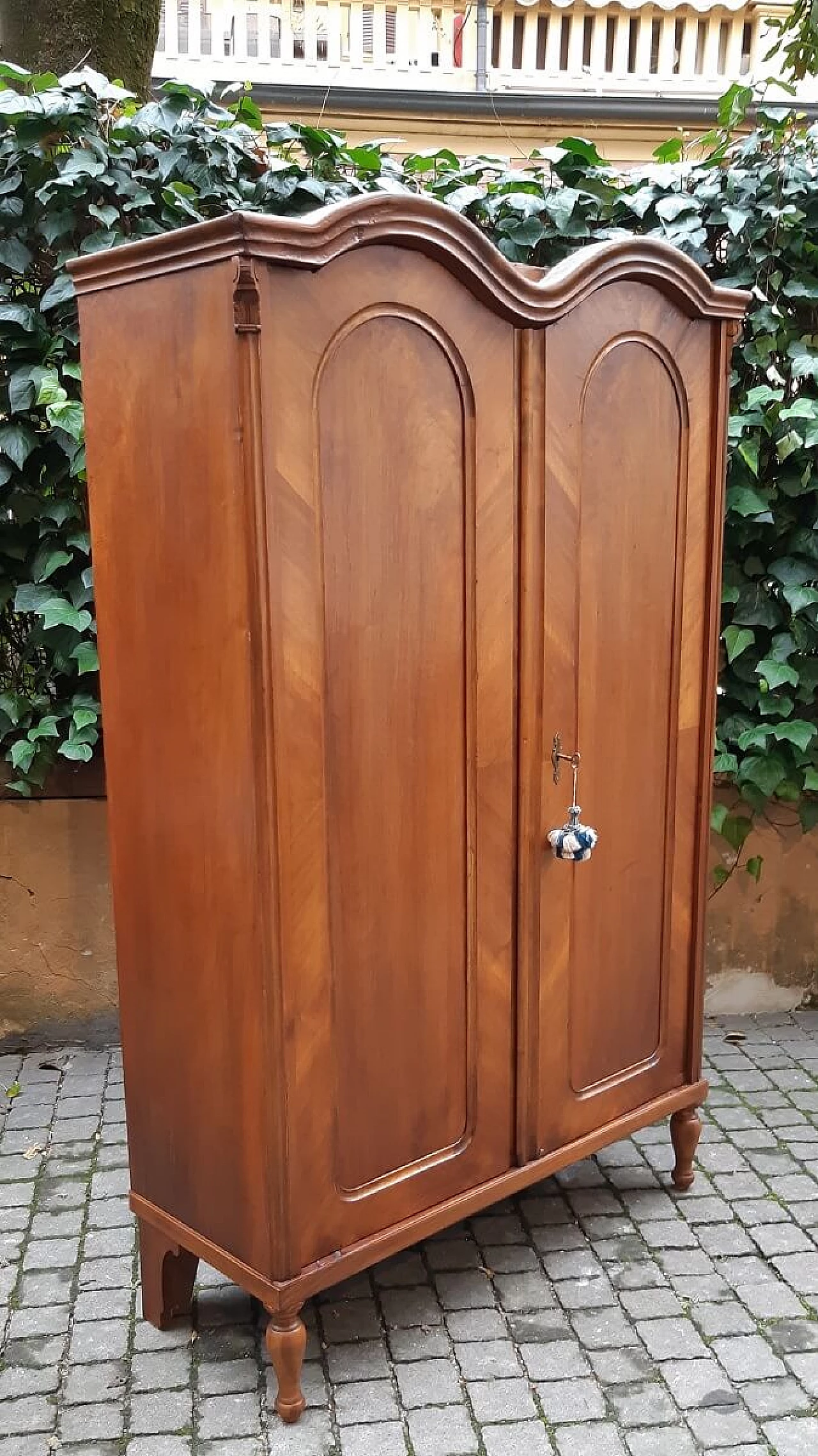 Viennese walnut listrato cabinet, 19th century 4