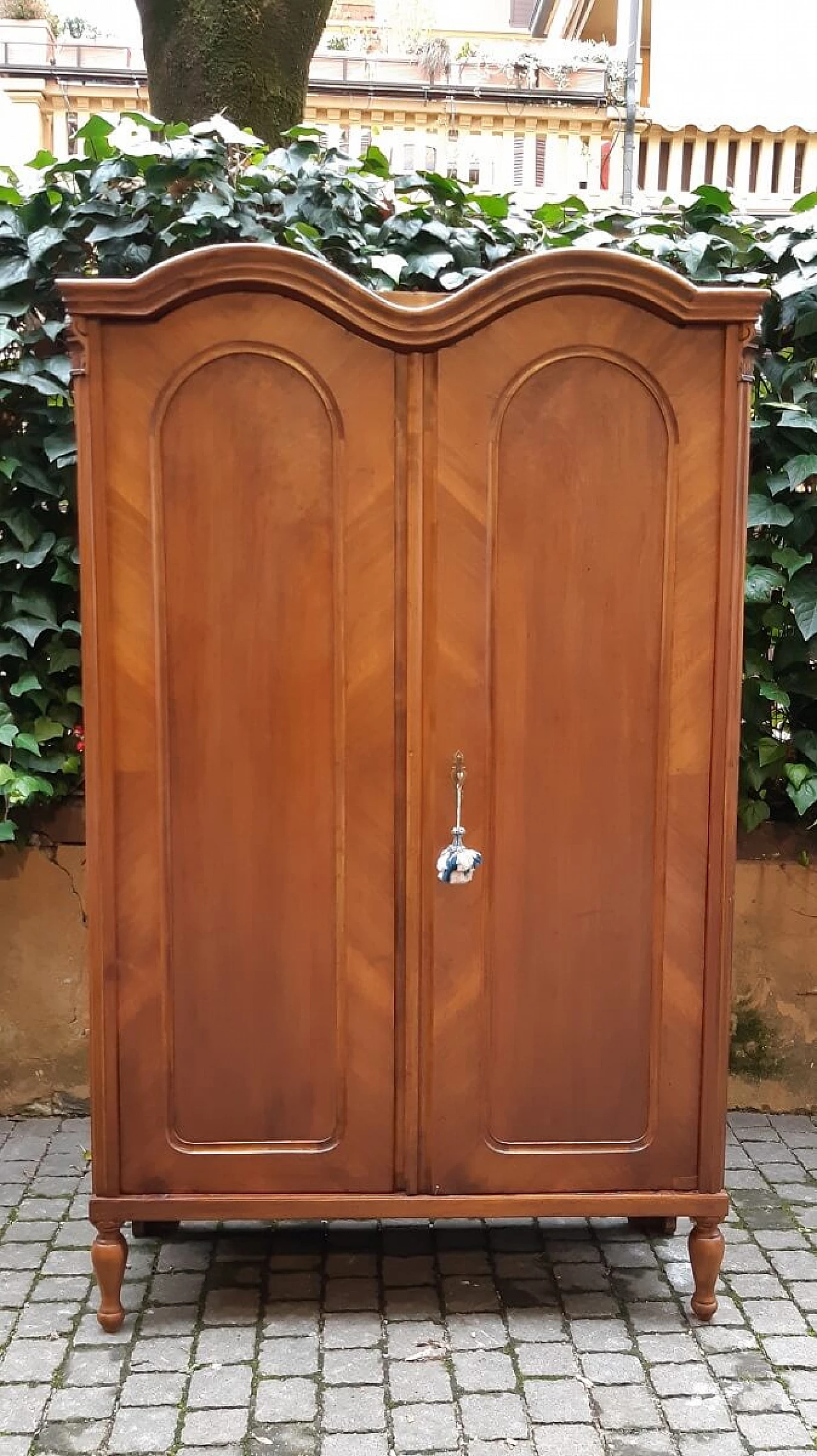 Viennese walnut listrato cabinet, 19th century 5