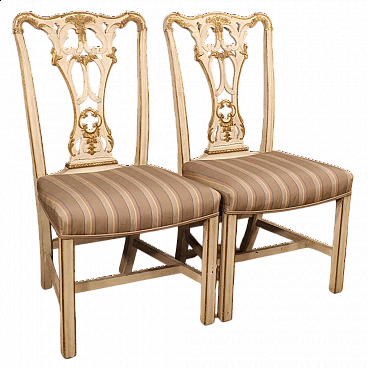 Coppia di sedie imbottite in legno laccato e dorato
