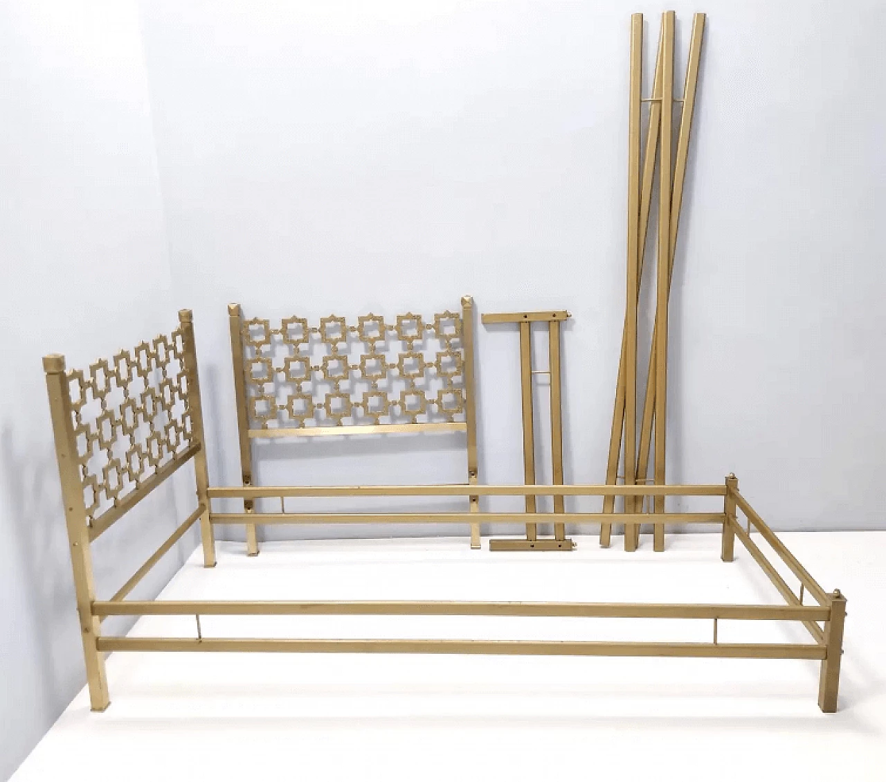 Sculptural brass single bed by Luciano Frigerio, 1970s 4