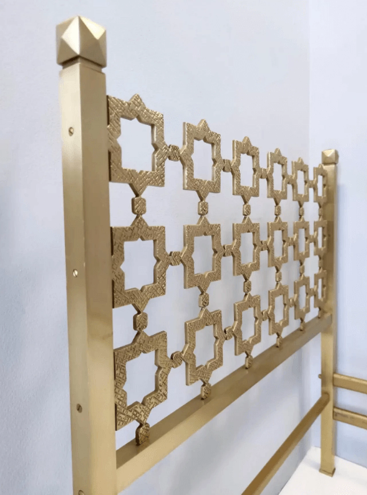 Sculptural brass single bed by Luciano Frigerio, 1970s 6