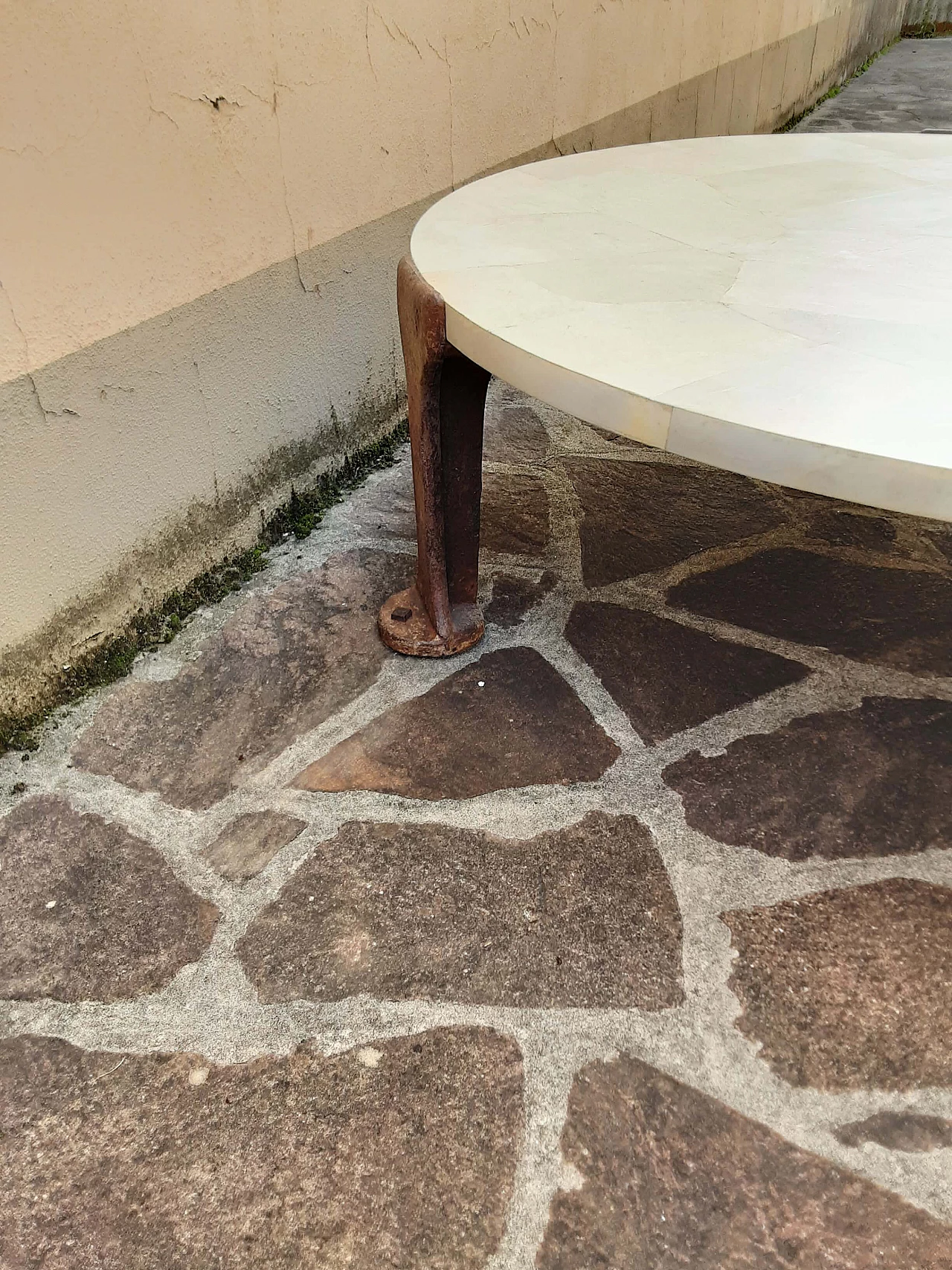 Tavolino rotondo in ferro, legno e pergamena, anni '80 2