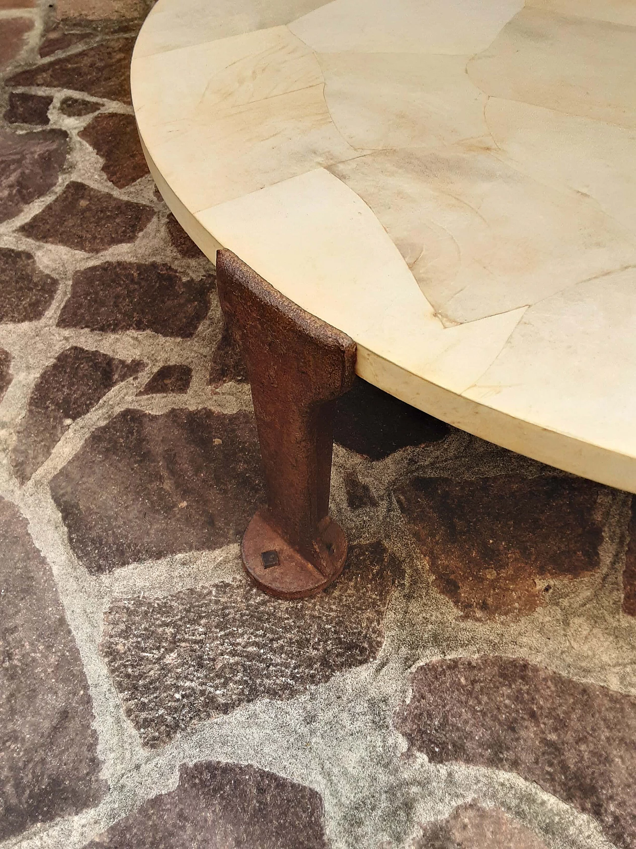 Tavolino rotondo in ferro, legno e pergamena, anni '80 3