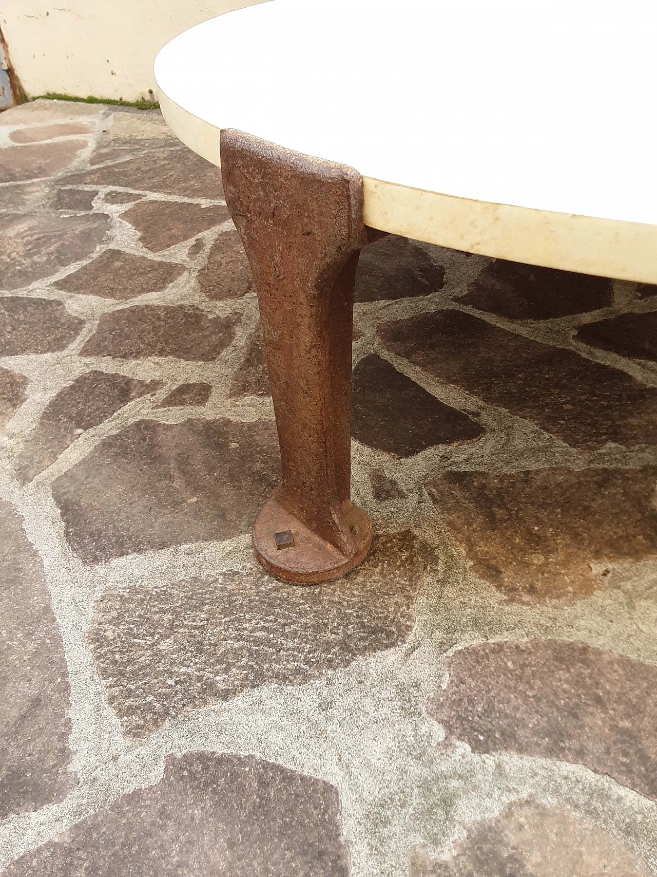 Tavolino rotondo in ferro, legno e pergamena, anni '80 4