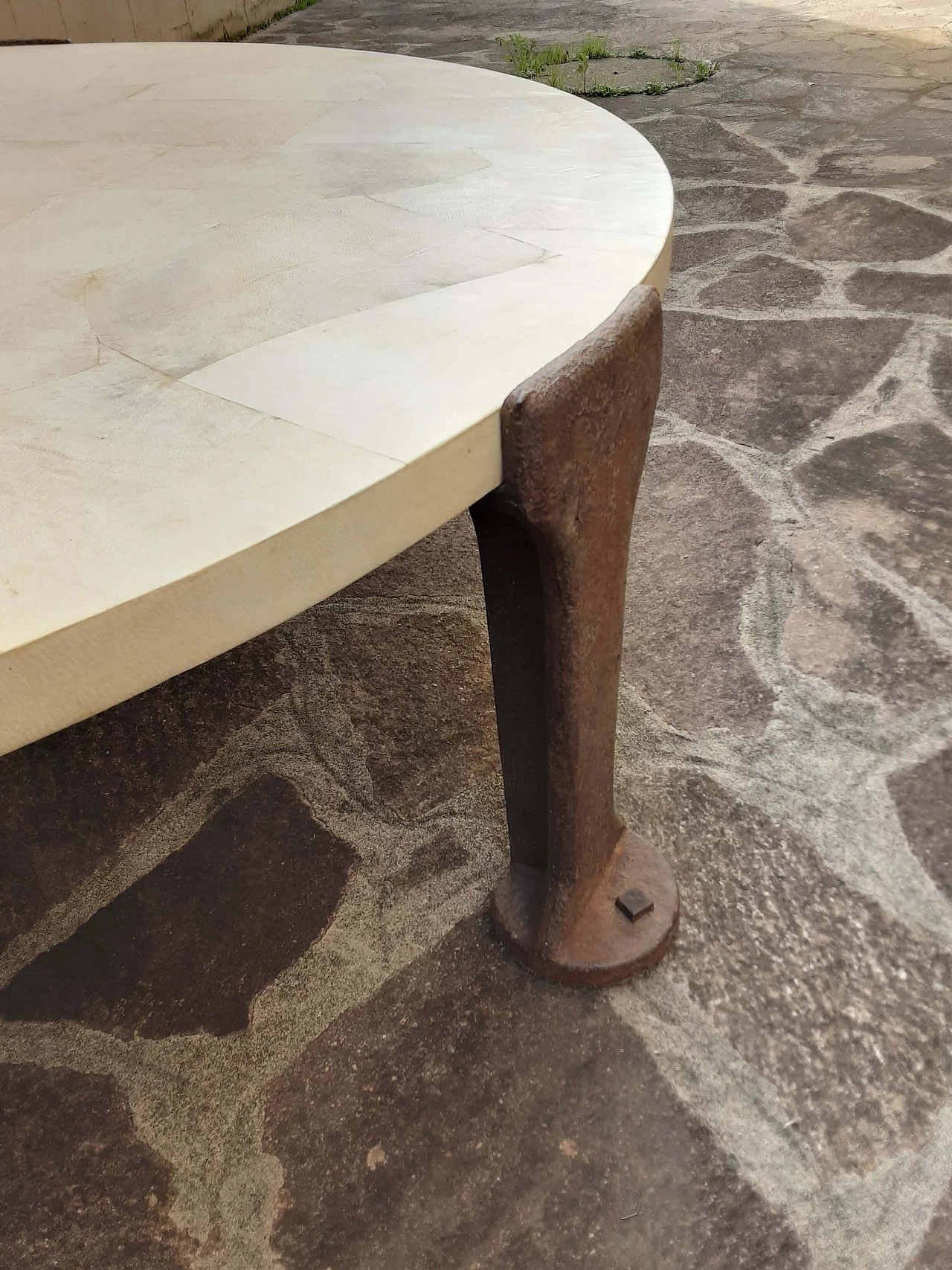 Tavolino rotondo in ferro, legno e pergamena, anni '80 5