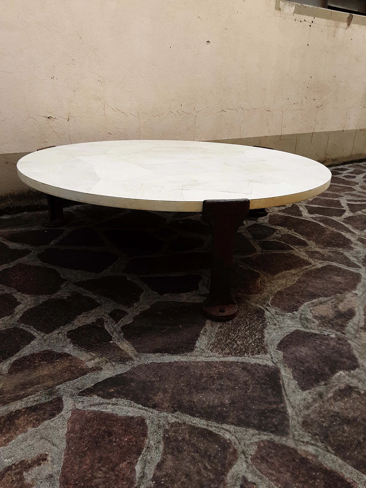 Tavolino rotondo in ferro, legno e pergamena, anni '80 6