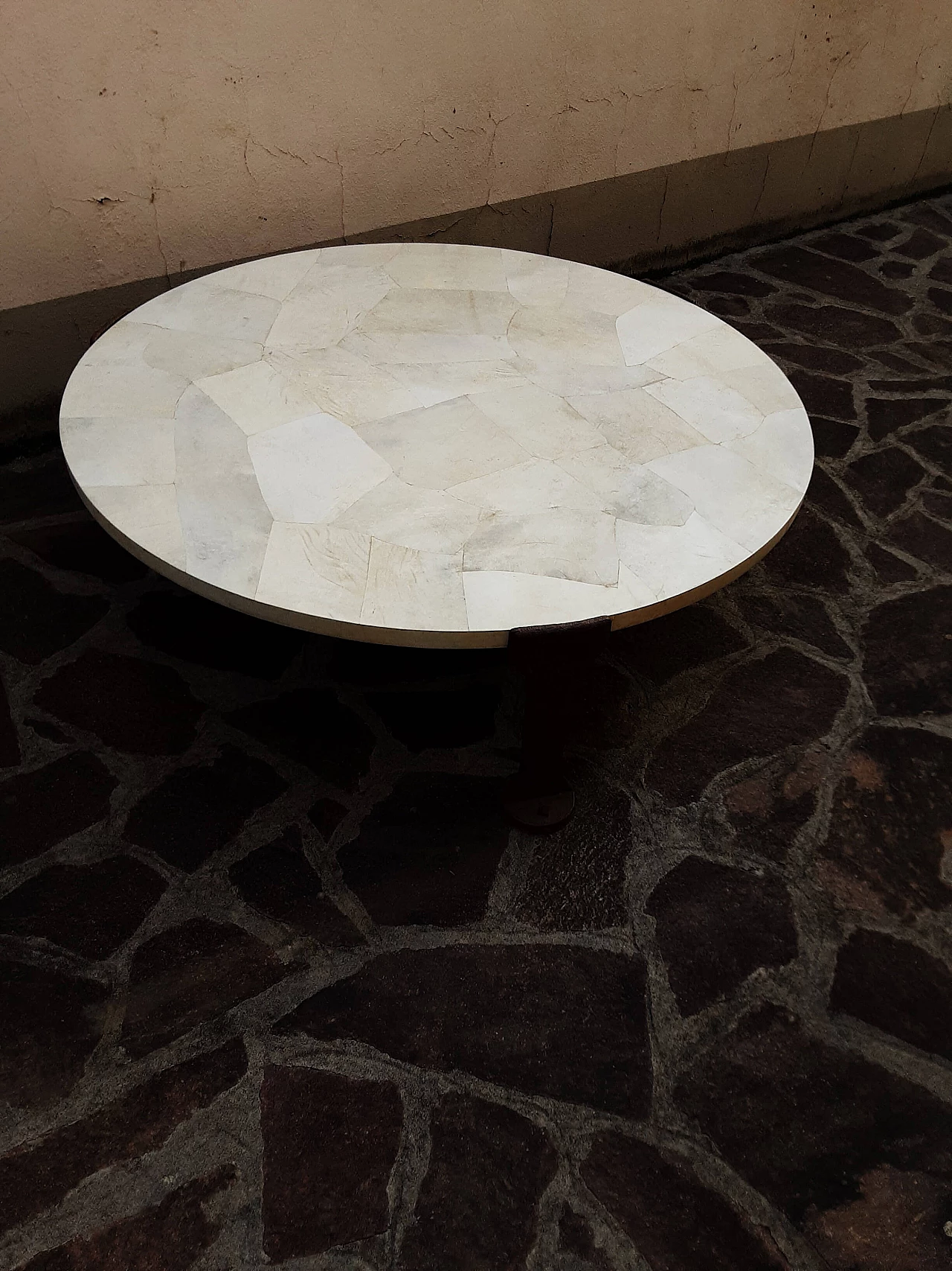 Tavolino rotondo in ferro, legno e pergamena, anni '80 7