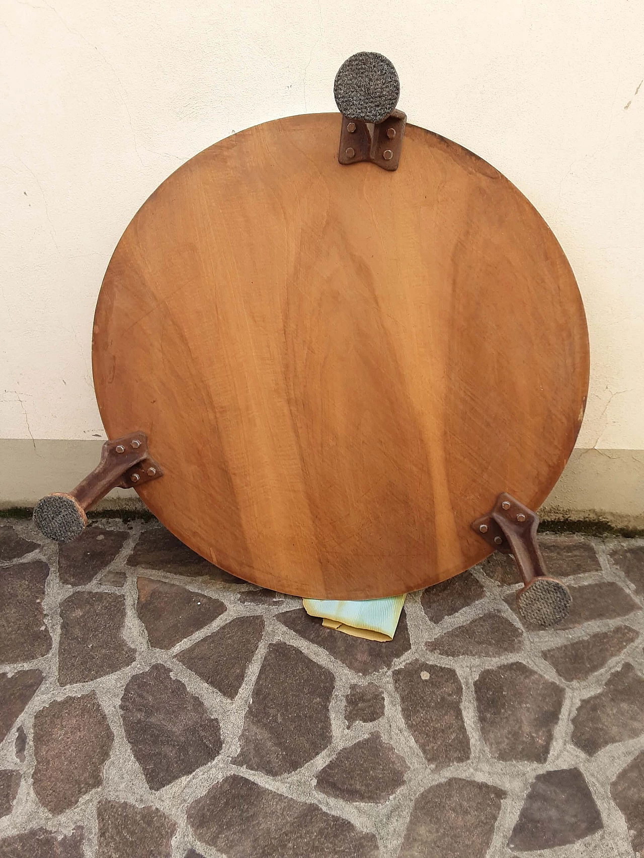 Tavolino rotondo in ferro, legno e pergamena, anni '80 10