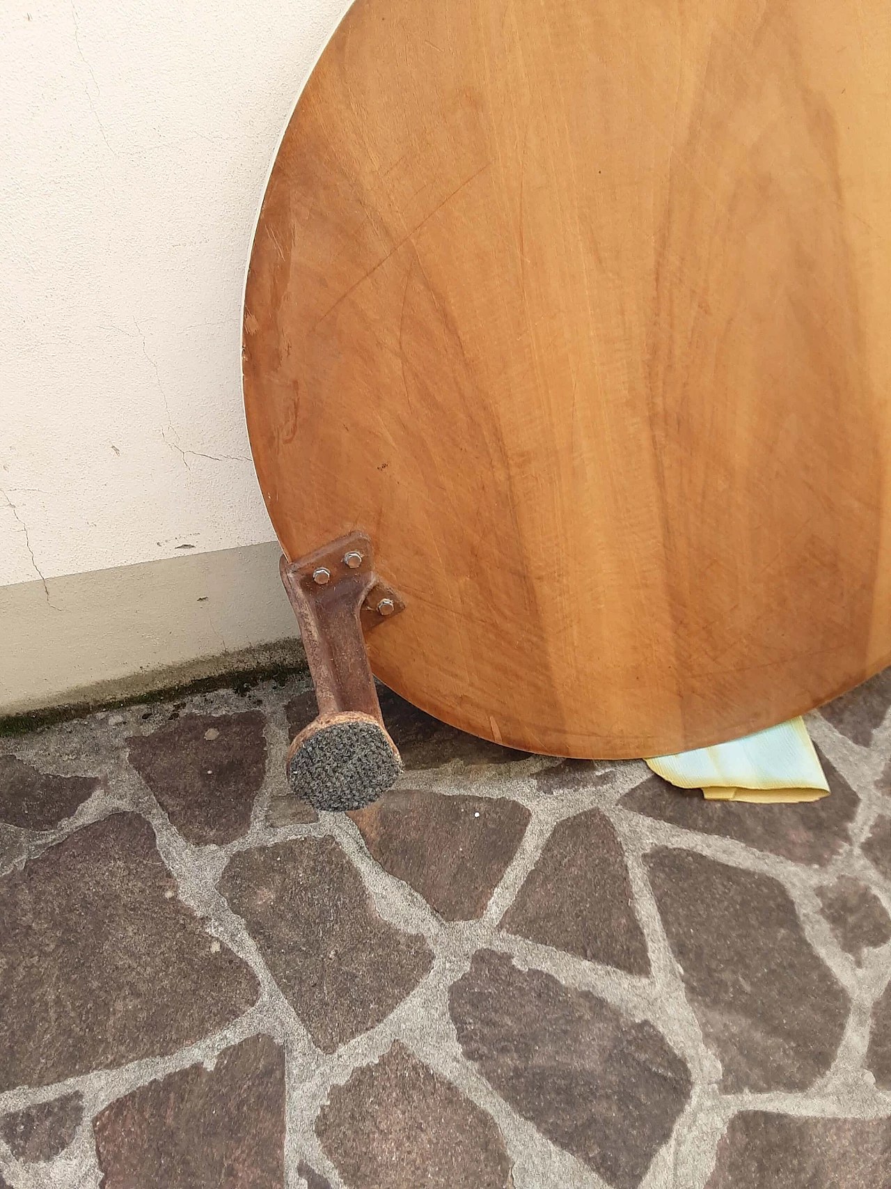 Tavolino rotondo in ferro, legno e pergamena, anni '80 11